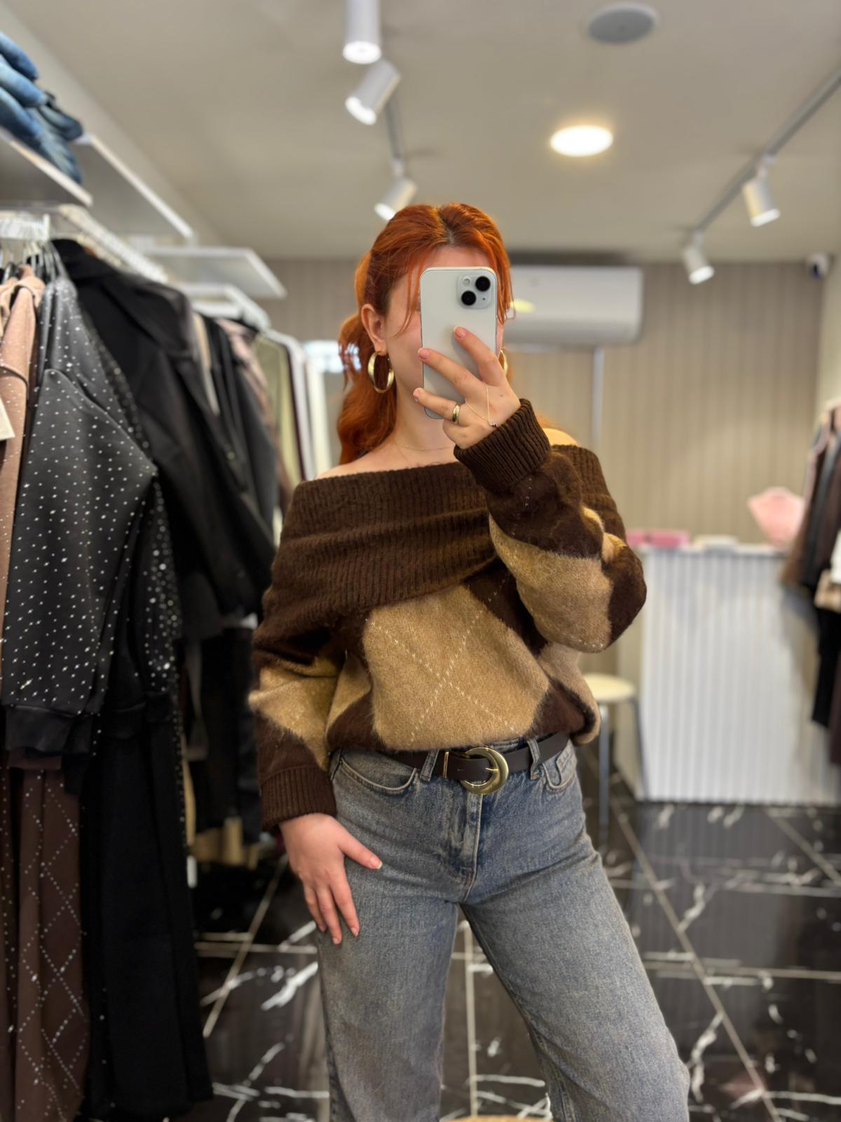 Yumuşak Dokulu Degaje Yaka Triko – Kahve