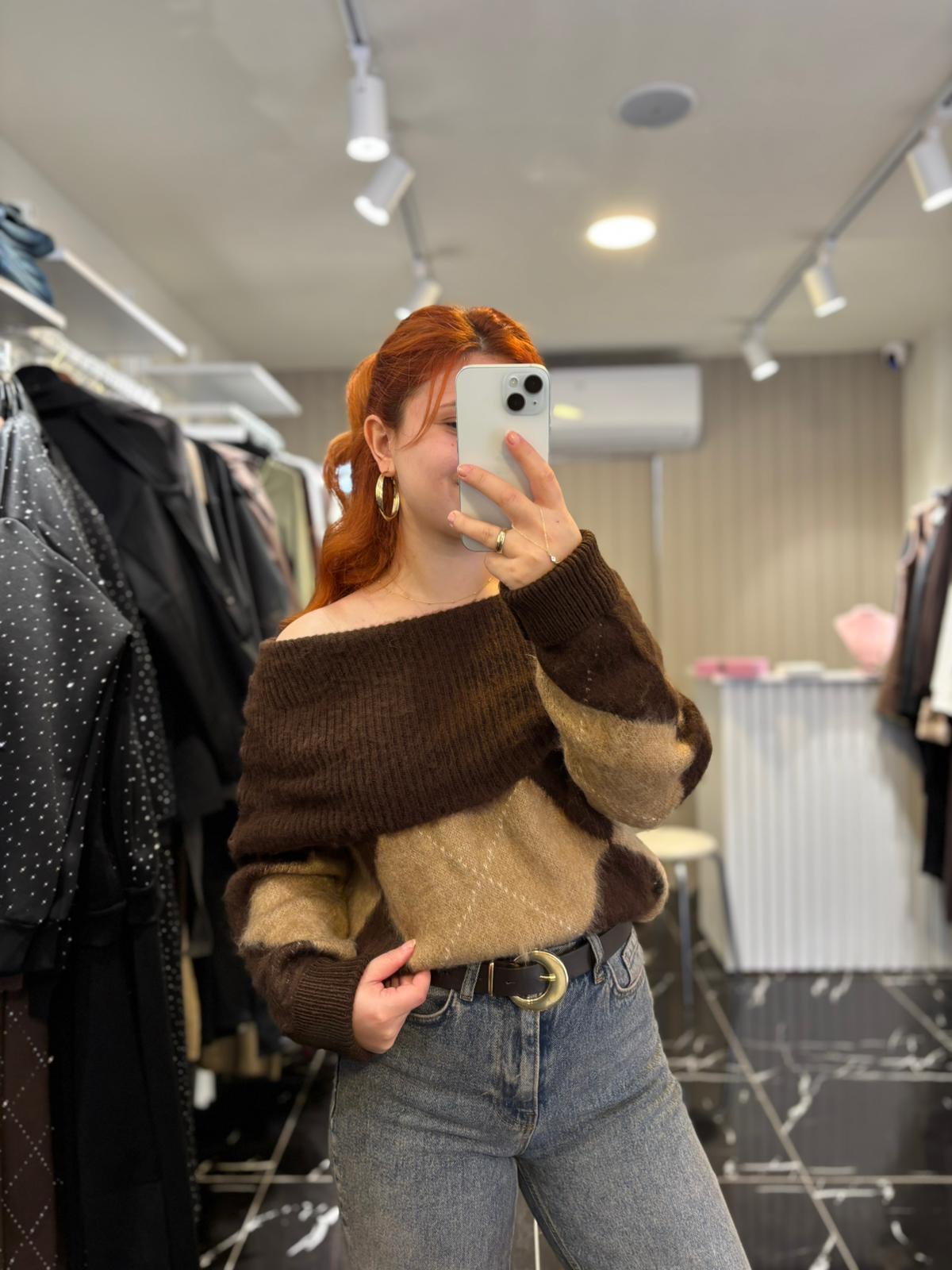 Yumuşak Dokulu Degaje Yaka Triko – Kahve