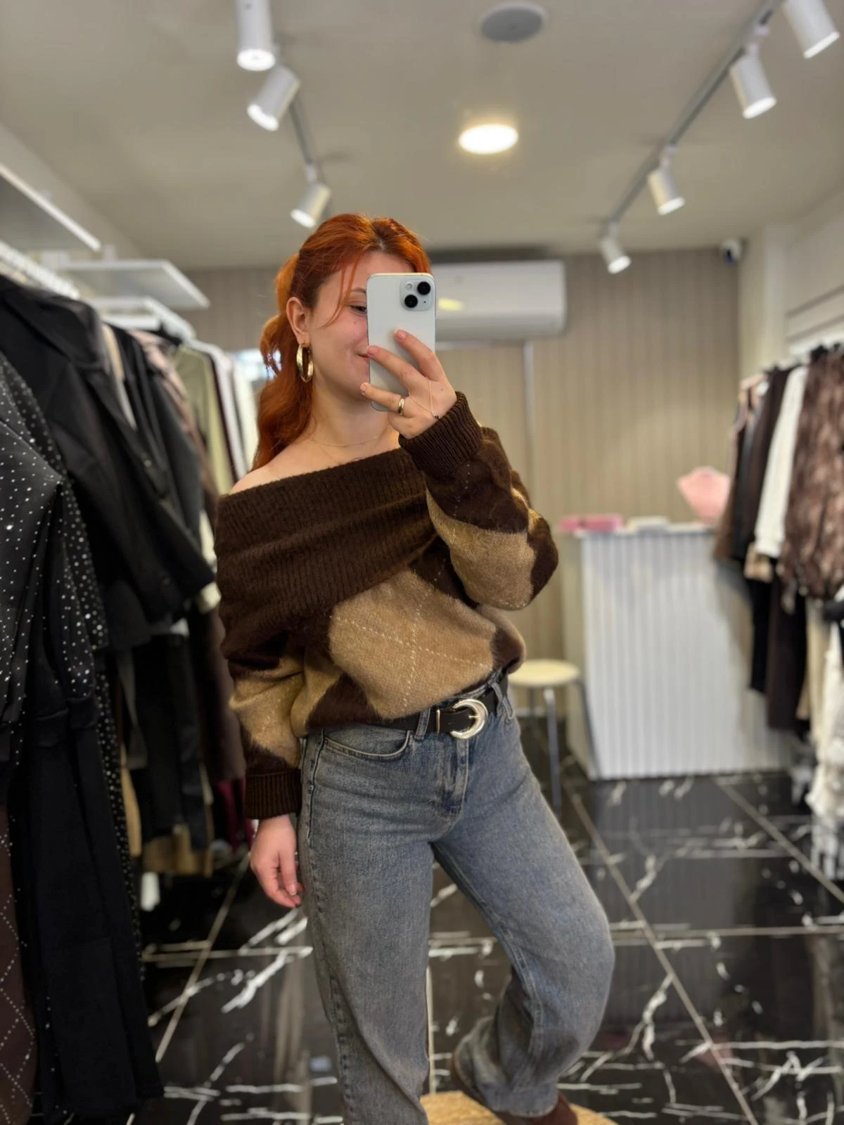 Yumuşak Dokulu Degaje Yaka Triko – Kahve