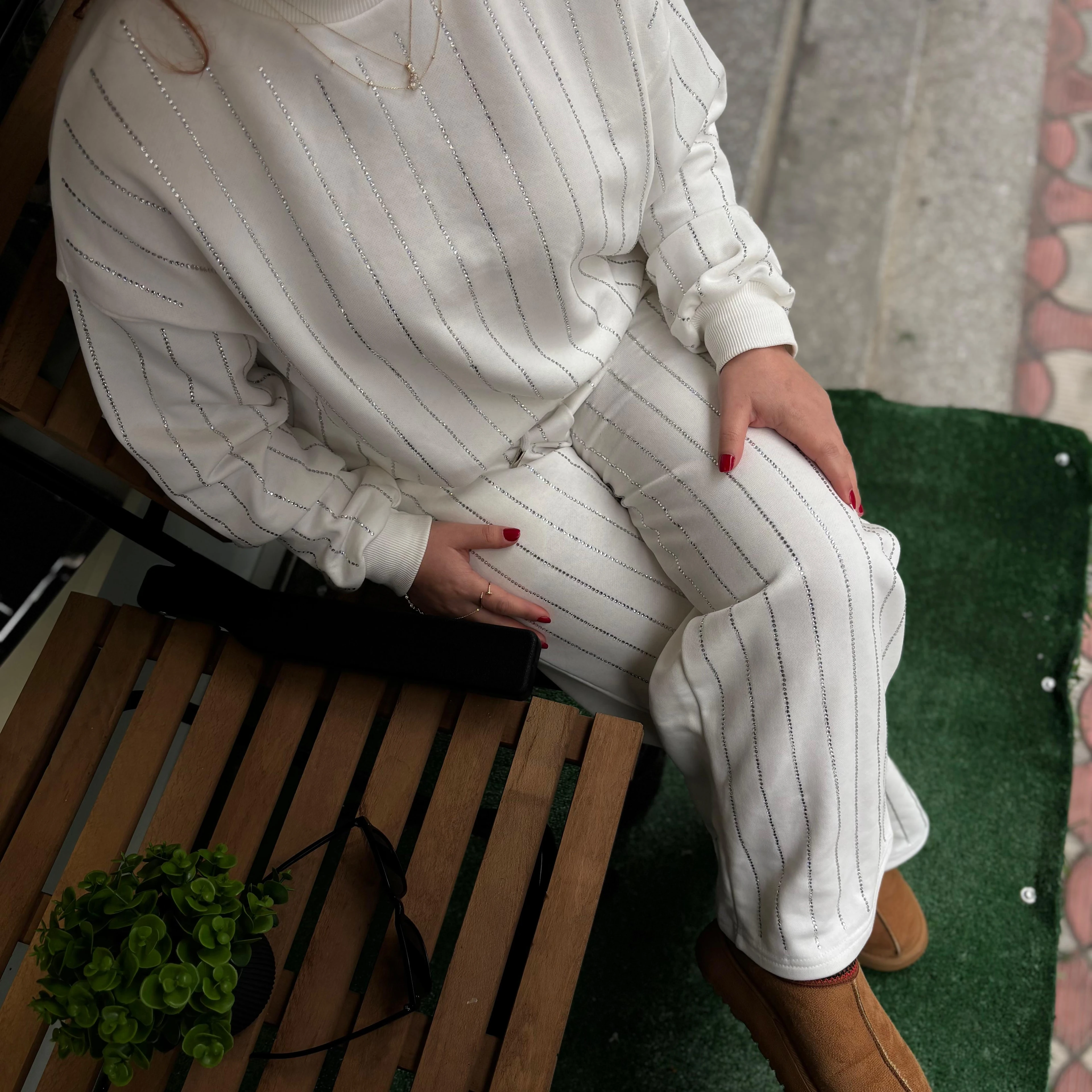 Taş Şeritli Beyaz Oversize Eşofman Takımı