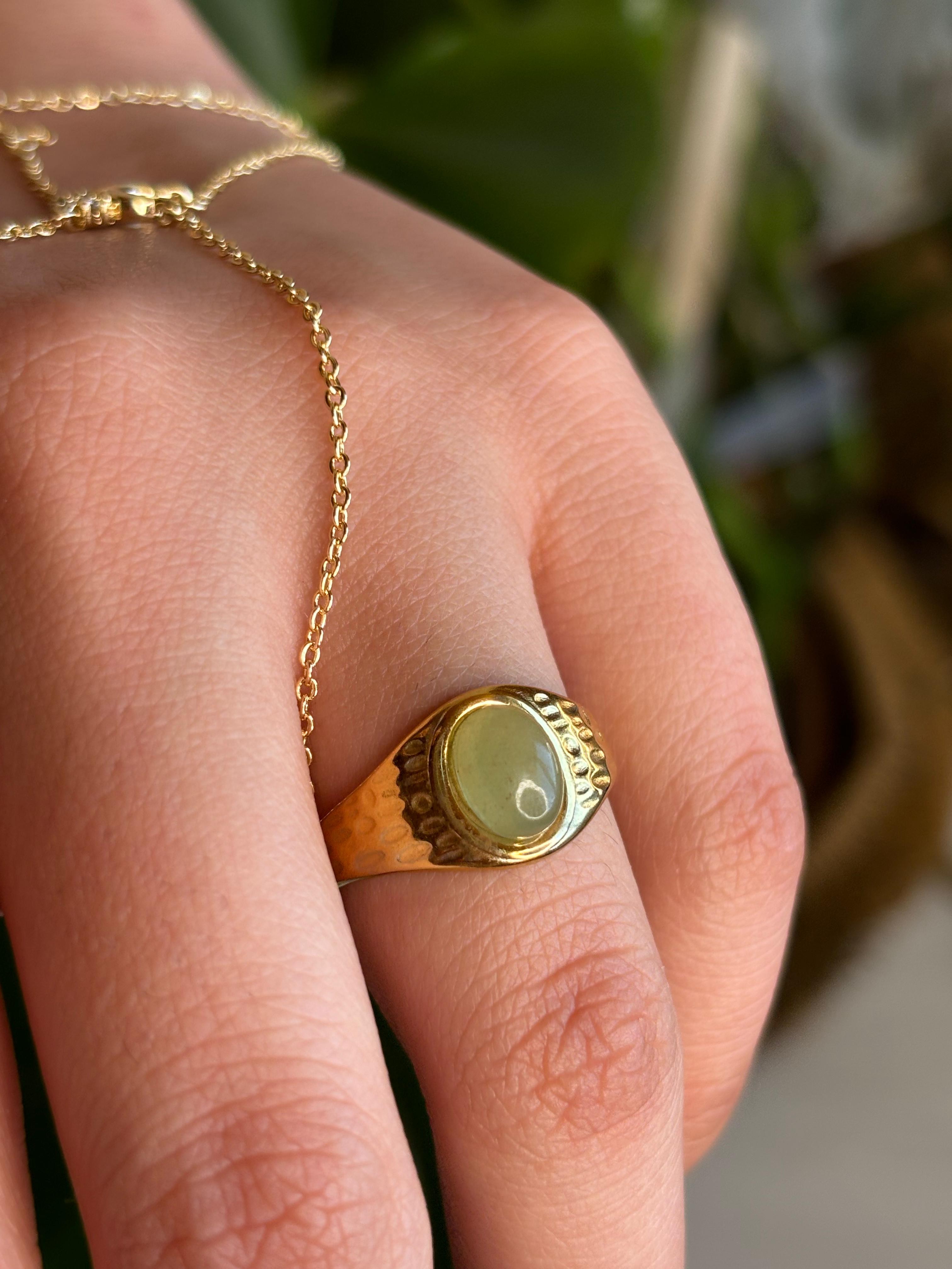 Oval Taş Detaylı Kabartma Desenli Kadın Yüzük – Vintage Esintili Şık Tasarım