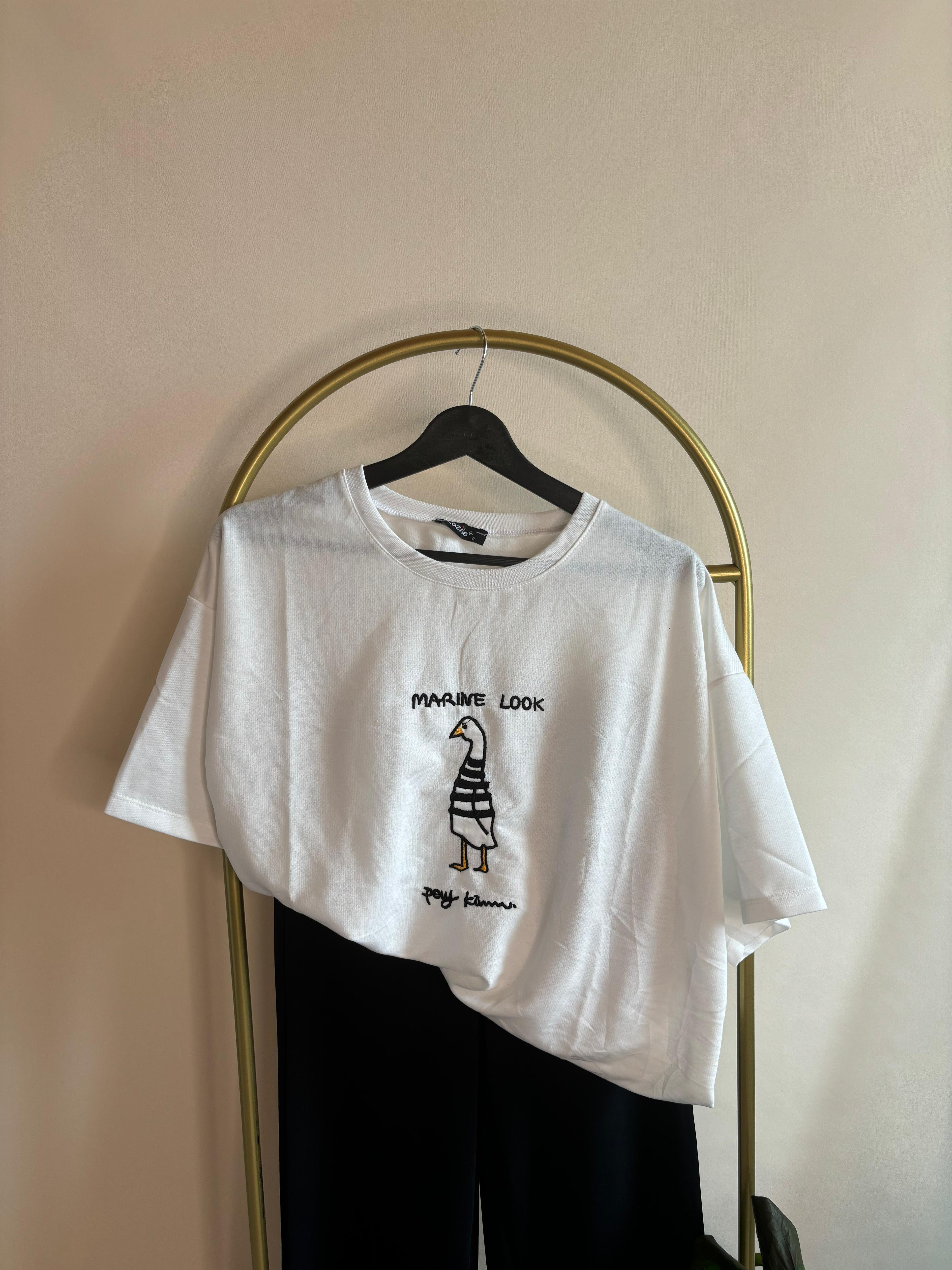 Marine Look Nakış Detaylı Oversize Kadın Tişört – Eğlenceli ve Rahat Tasarım - Beyaz