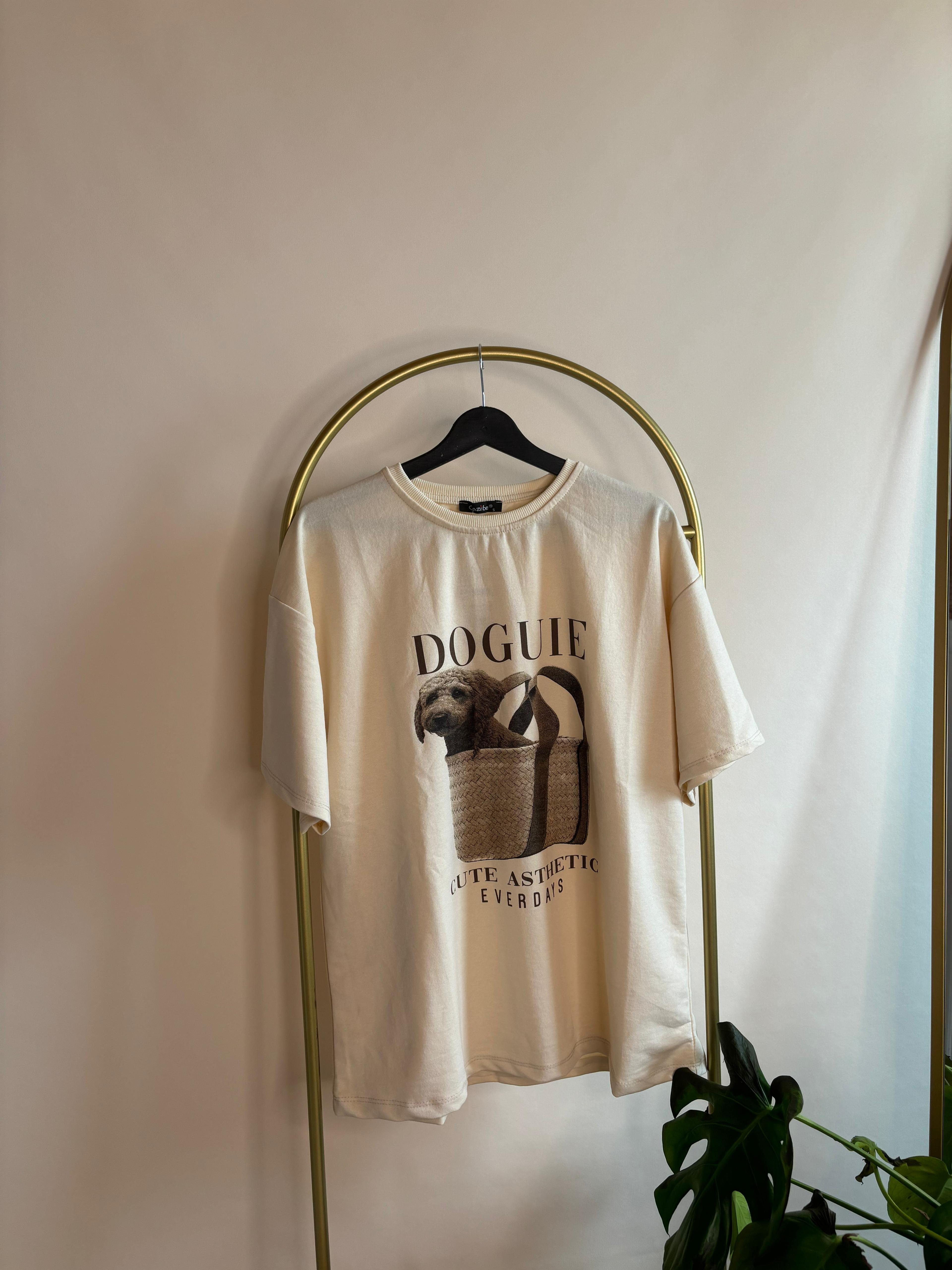 “DOGUIE” Baskılı Oversize Kadın Tişört – Sevimli ve Rahat Tasarım