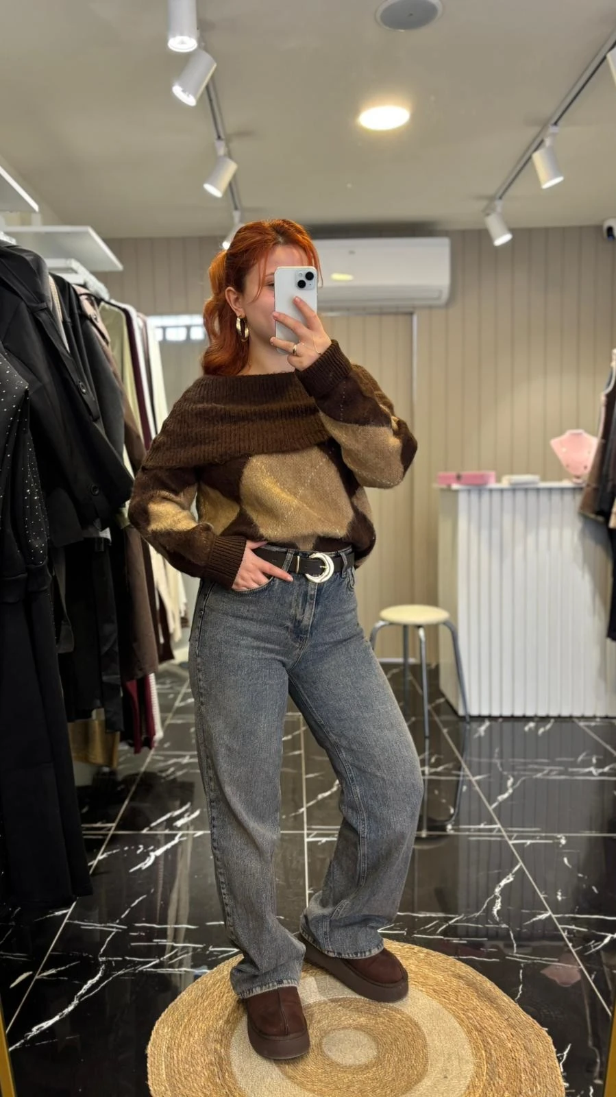 Yumuşak Dokulu Degaje Yaka Triko – Kahve