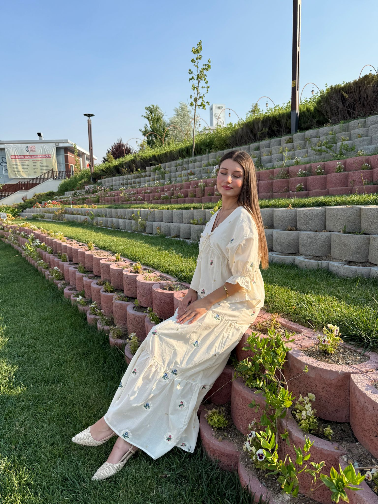 NAKIŞ İŞLEMELİ BLUZ ETEK TAKIM