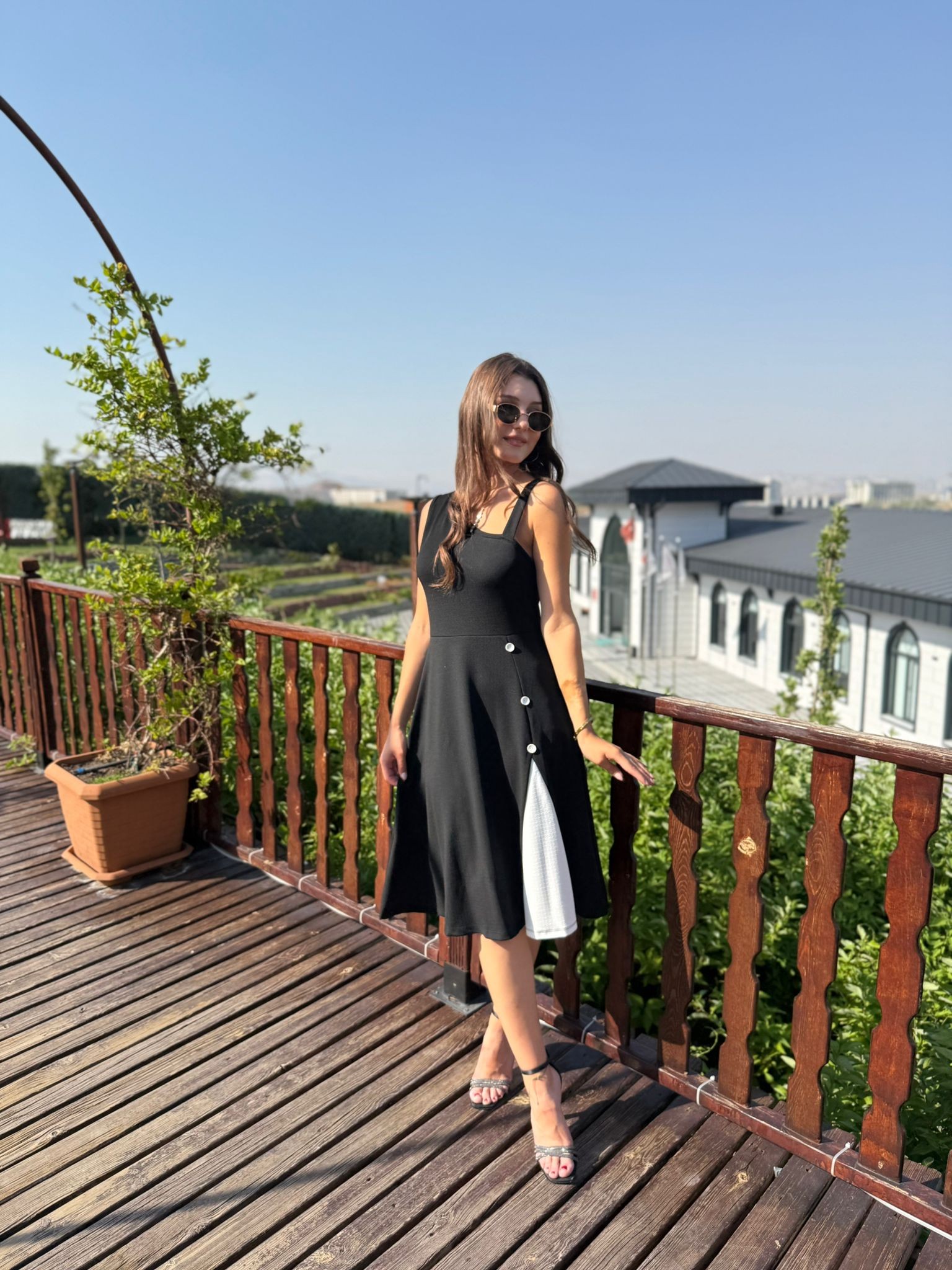 DÜĞME DETAYLI KREP ELBİSE