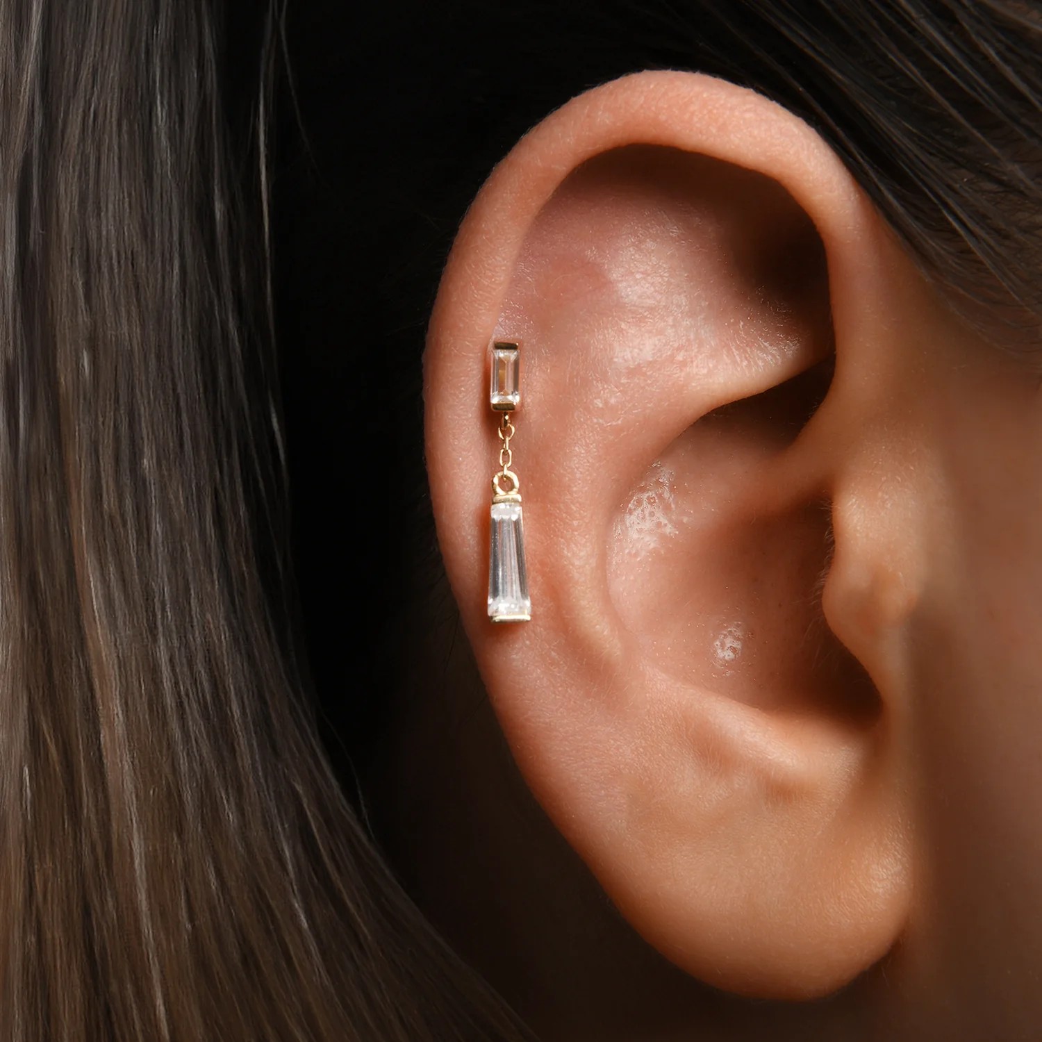 Modern Baget Taşlı Sallantılı Altın Piercing
