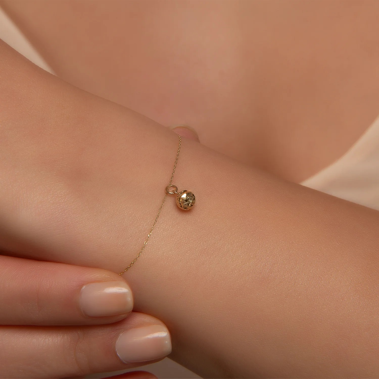 Diagonal Estetik Top Altın Charm