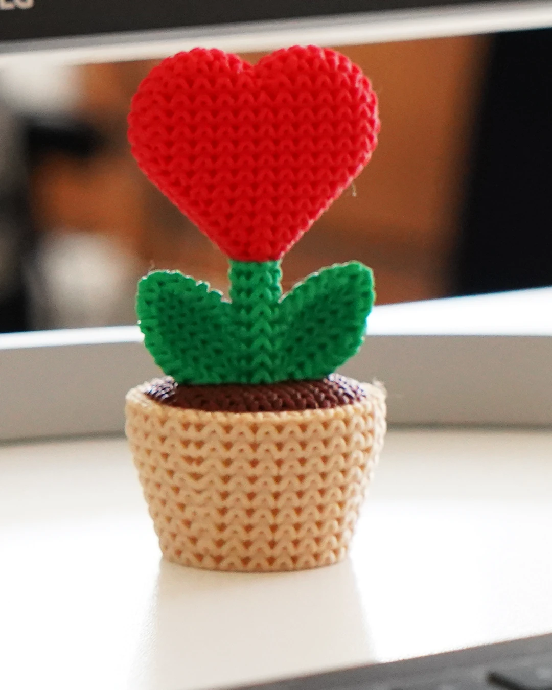 Örgü Dokulu Kalp Çiçek