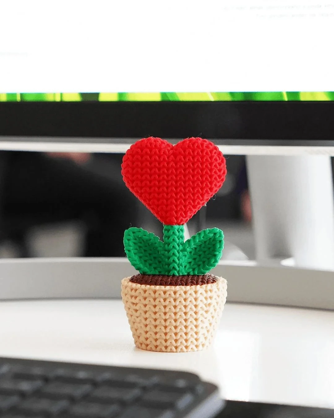 Örgü Dokulu Kalp Çiçek