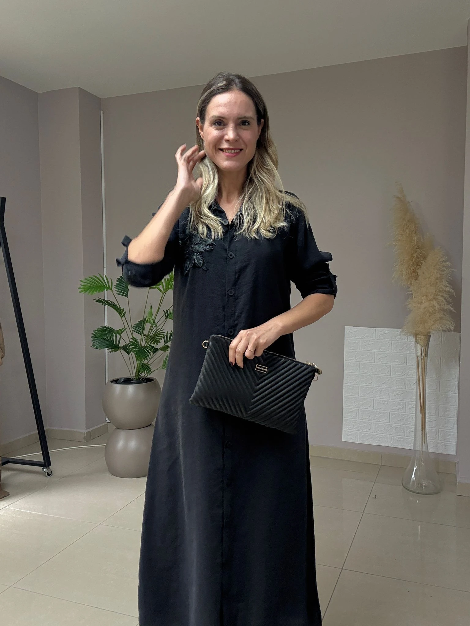 Çiçek Aksesuarlı Tensel Elbise