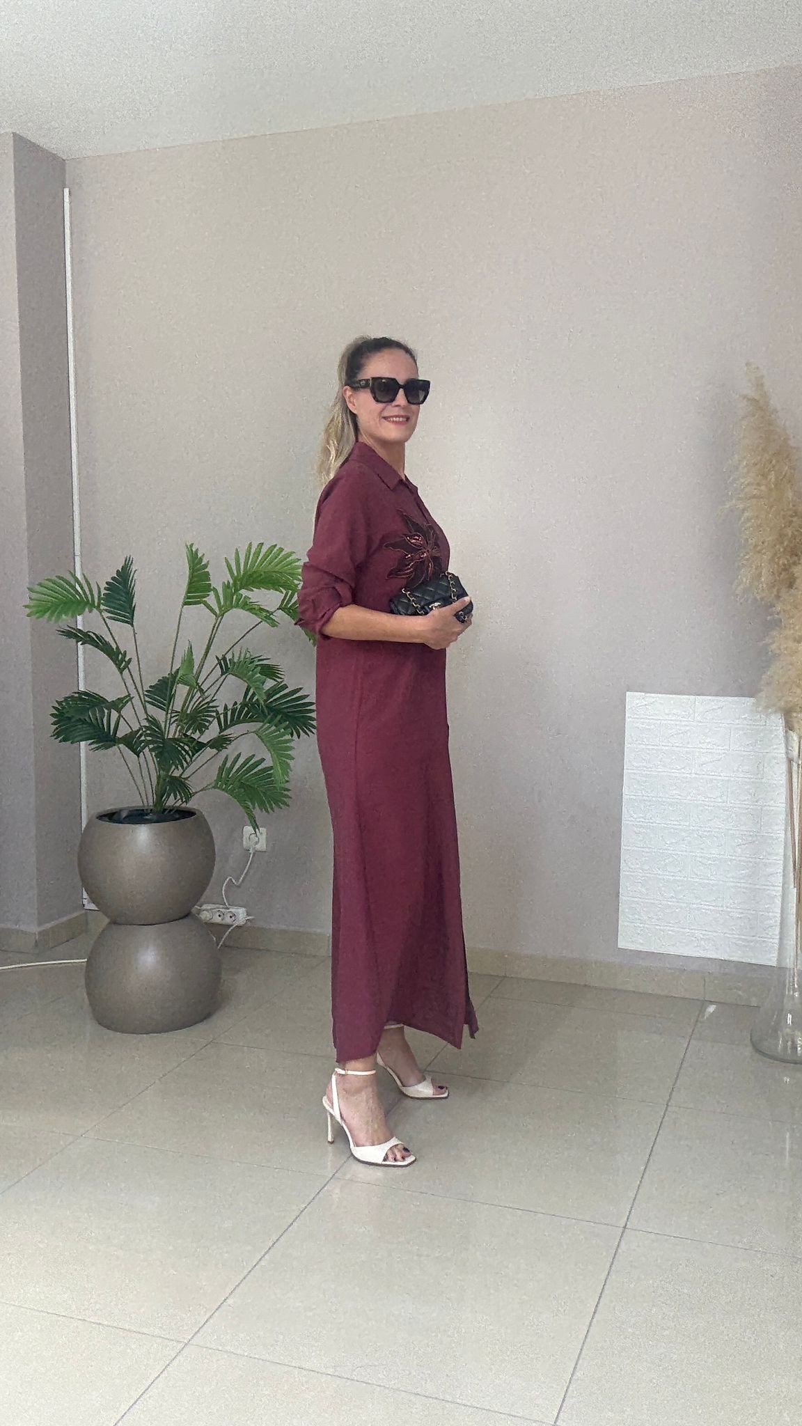 Çiçek Aksesuarlı Tensel Elbise