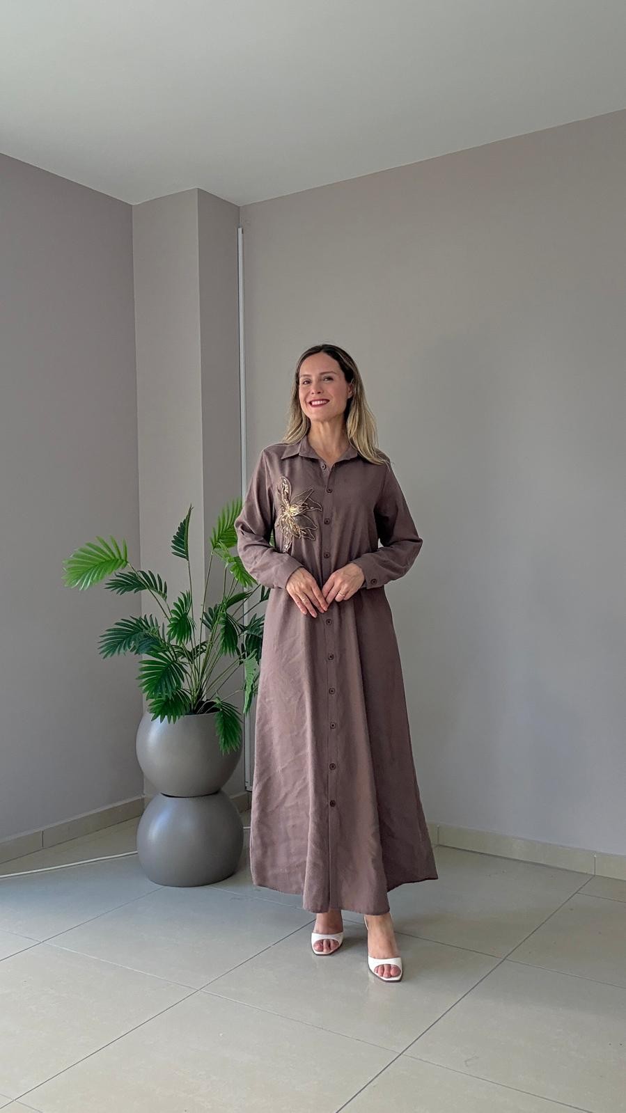 Çiçek Aksesuarlı Tensel Elbise