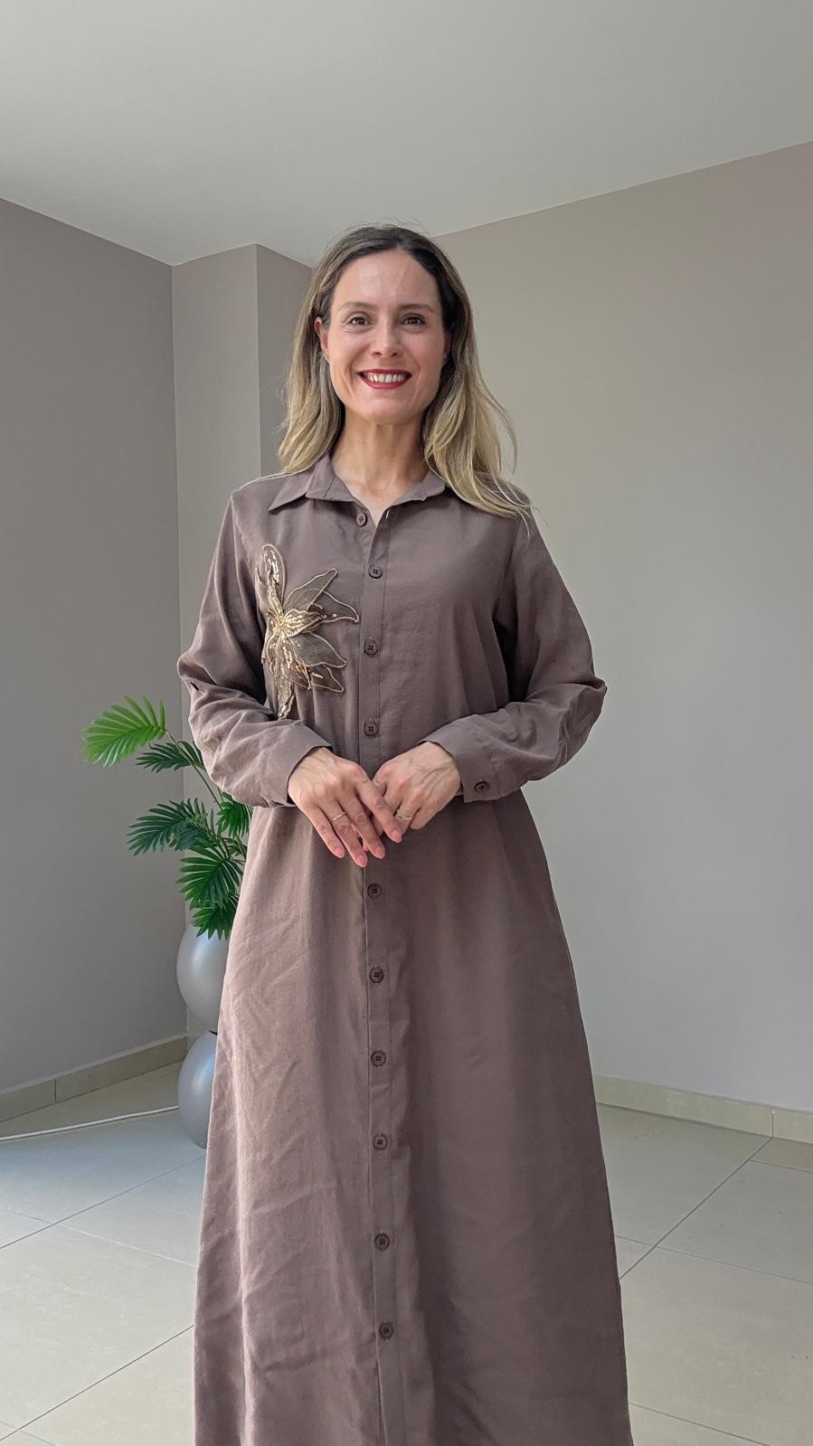 Çiçek Aksesuarlı Tensel Elbise