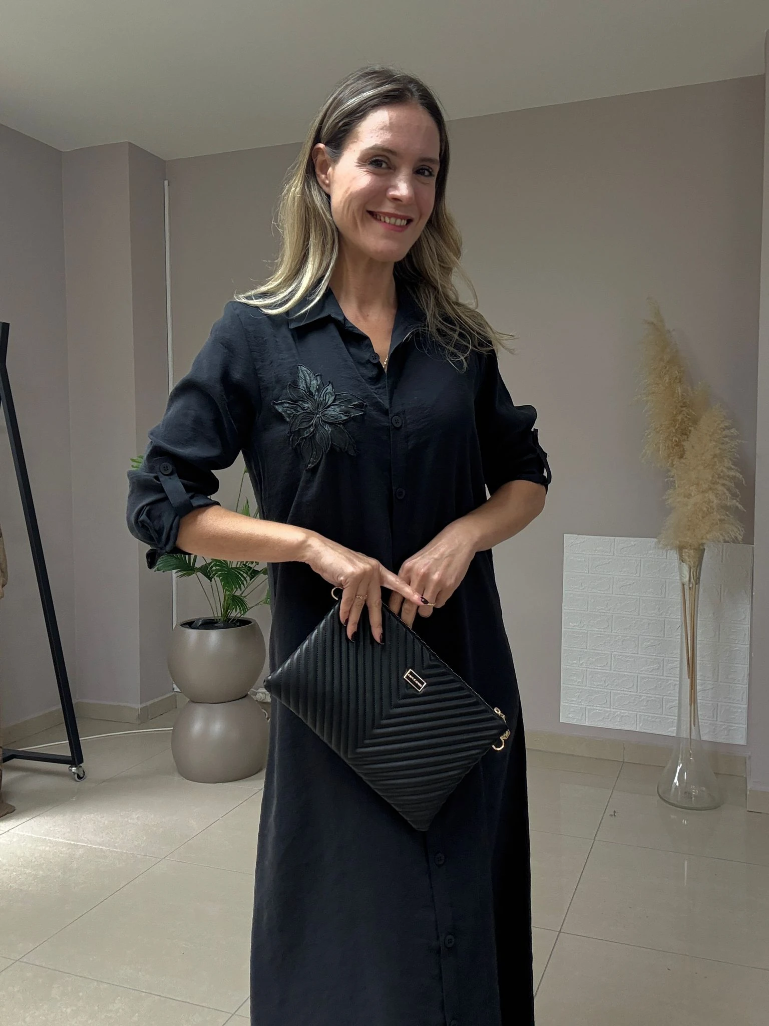 Çiçek Aksesuarlı Tensel Elbise