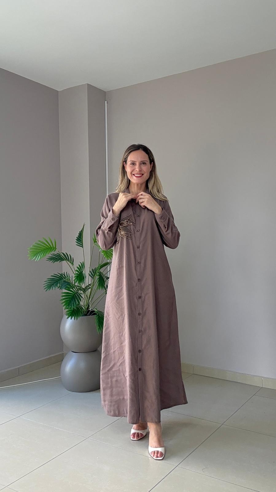 Çiçek Aksesuarlı Tensel Elbise