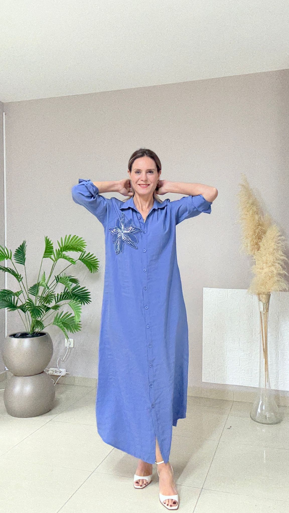 Çiçek Aksesuarlı Tensel Elbise