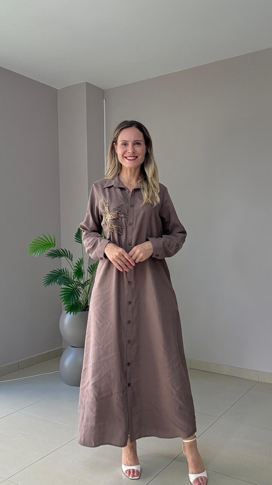 Çiçek Aksesuarlı Tensel Elbise