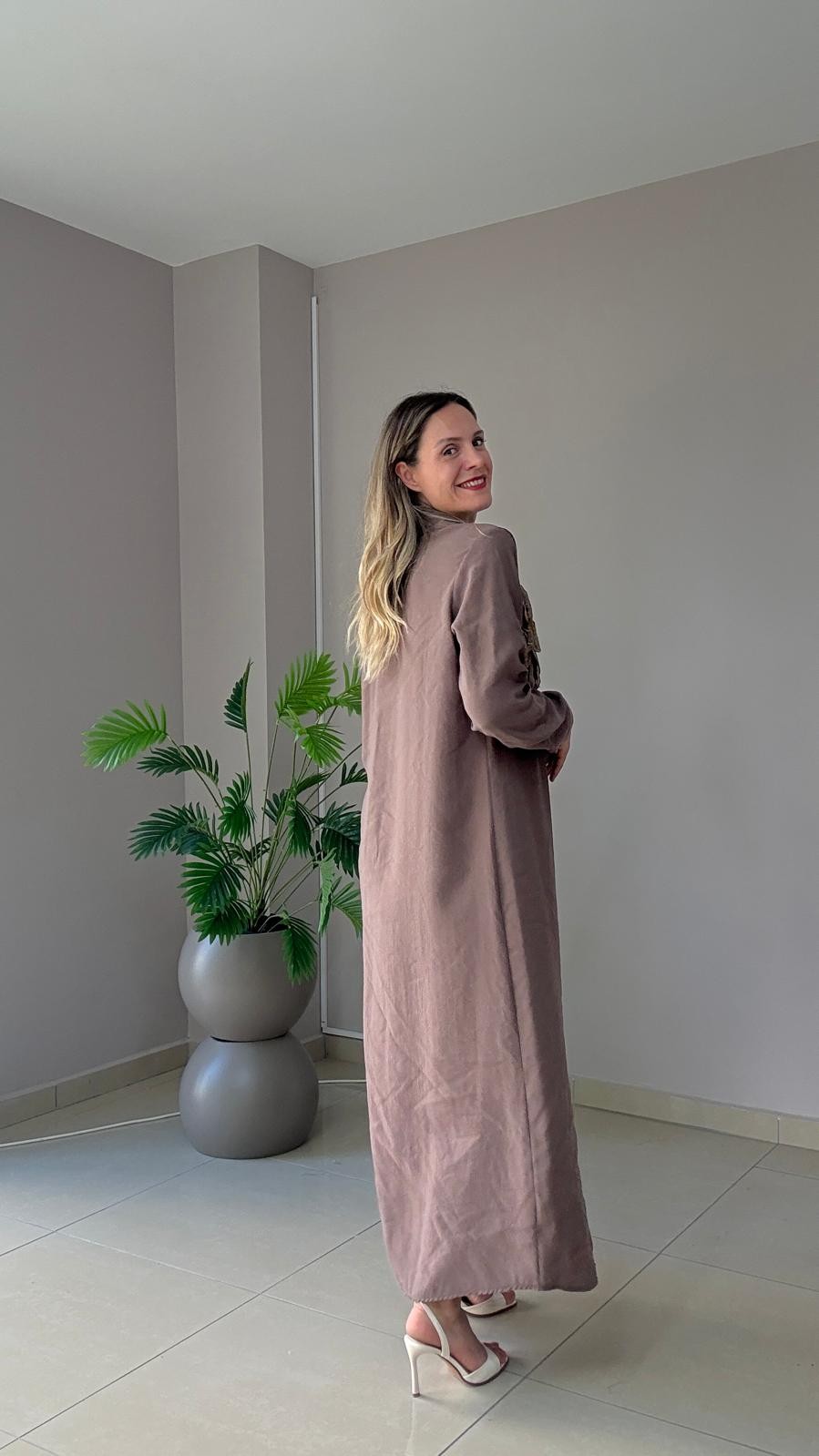 Çiçek Aksesuarlı Tensel Elbise