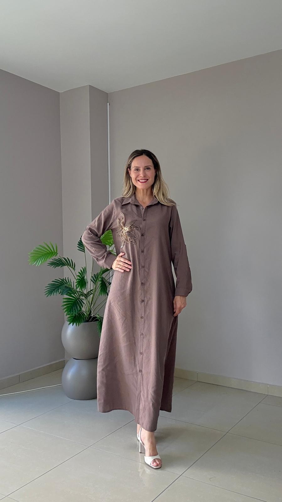 Çiçek Aksesuarlı Tensel Elbise
