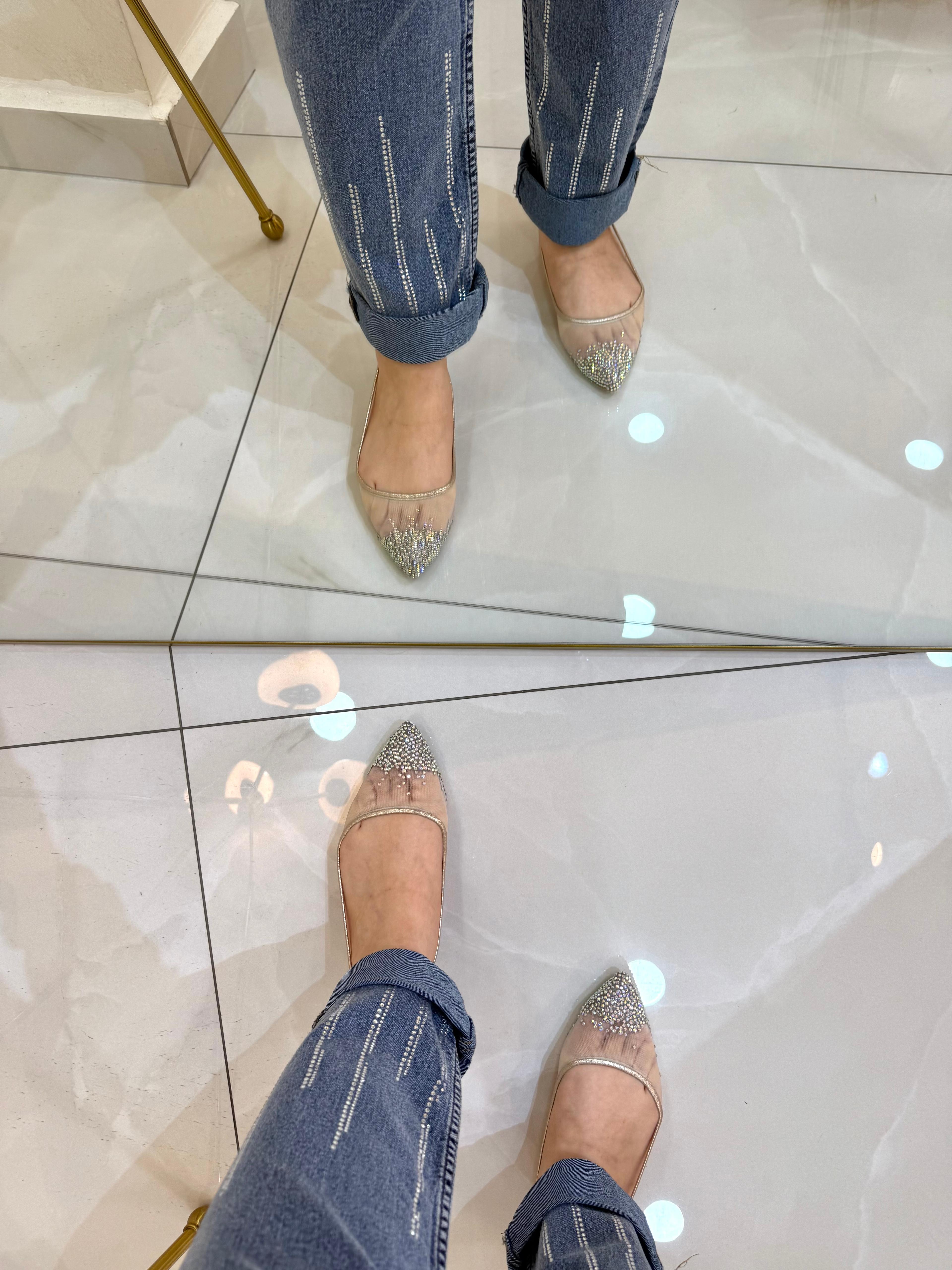 Paçası Katlı Taş Detaylı Jean