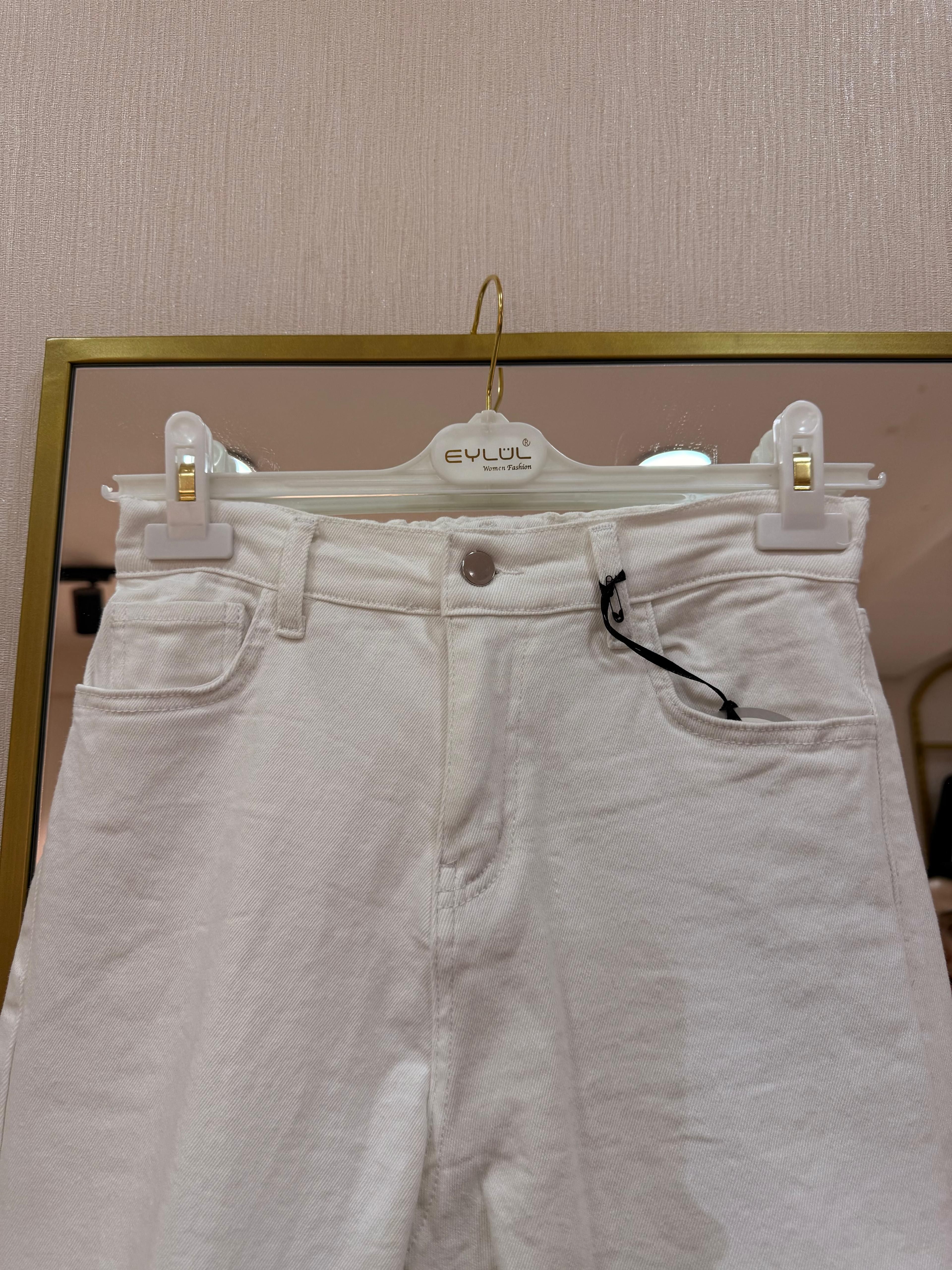 Paçası Taşlı Jean