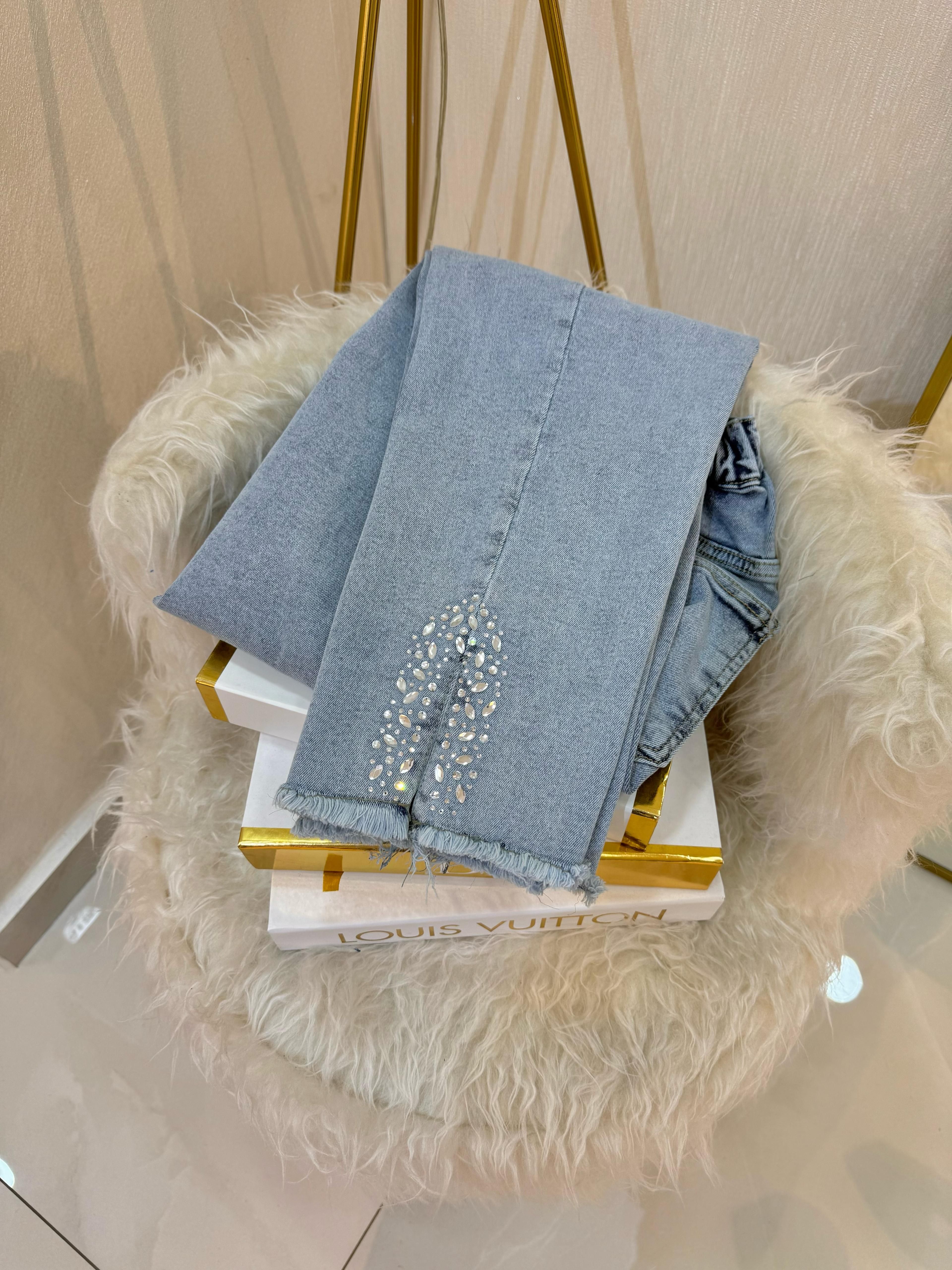 Paçası Taşlı Jean