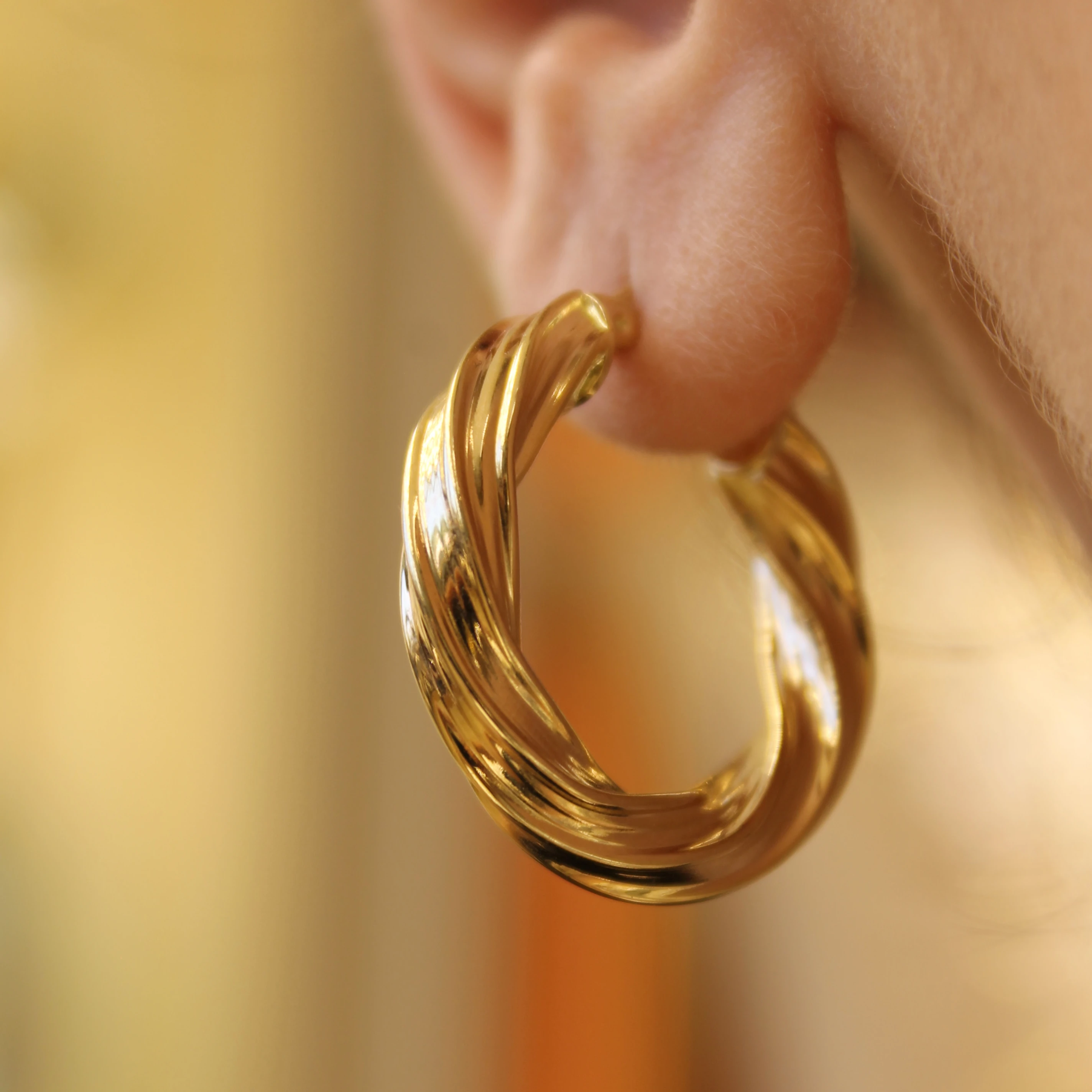 Dolgun Burgu Halka Küpe