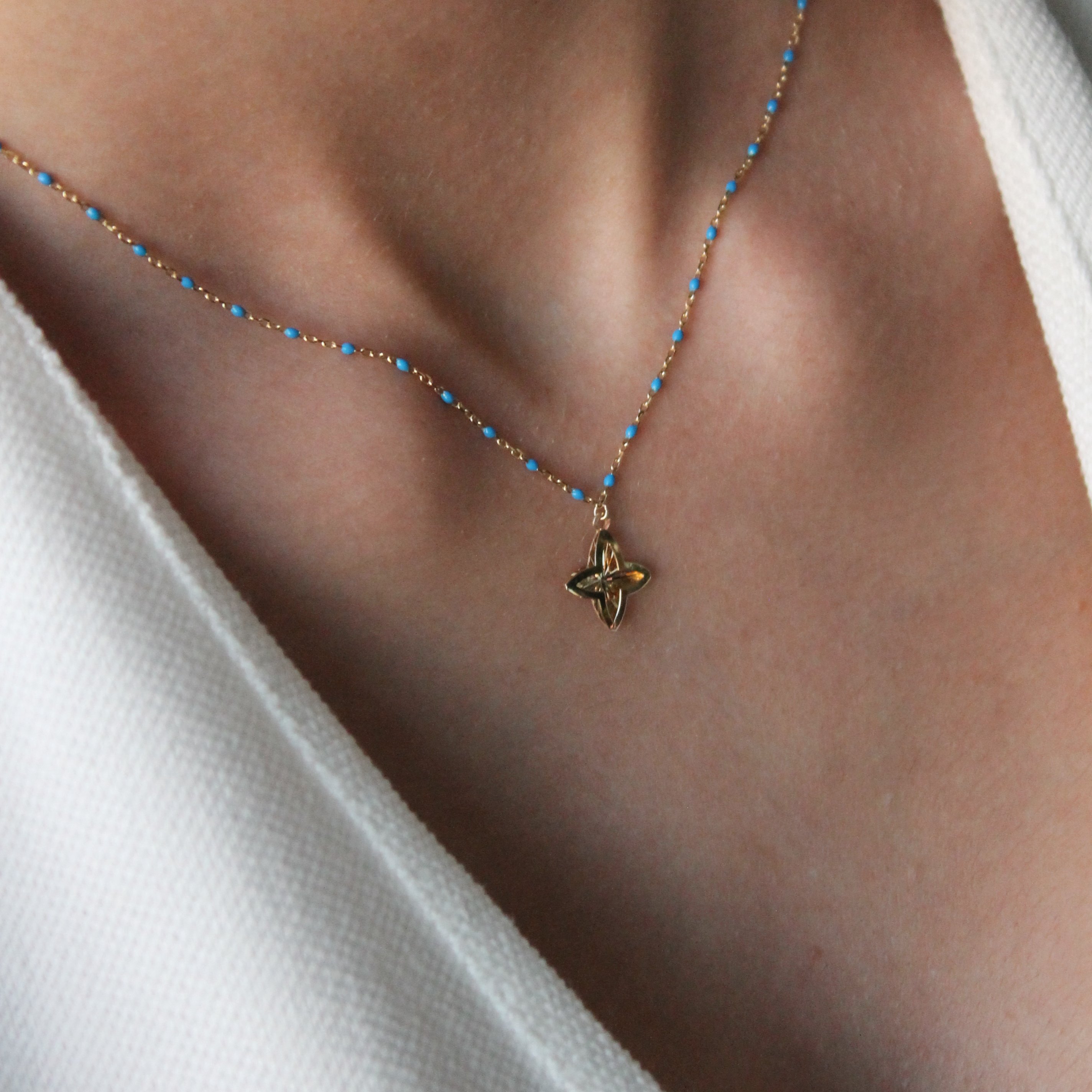 Mavi Zincirli Yonca Kolye