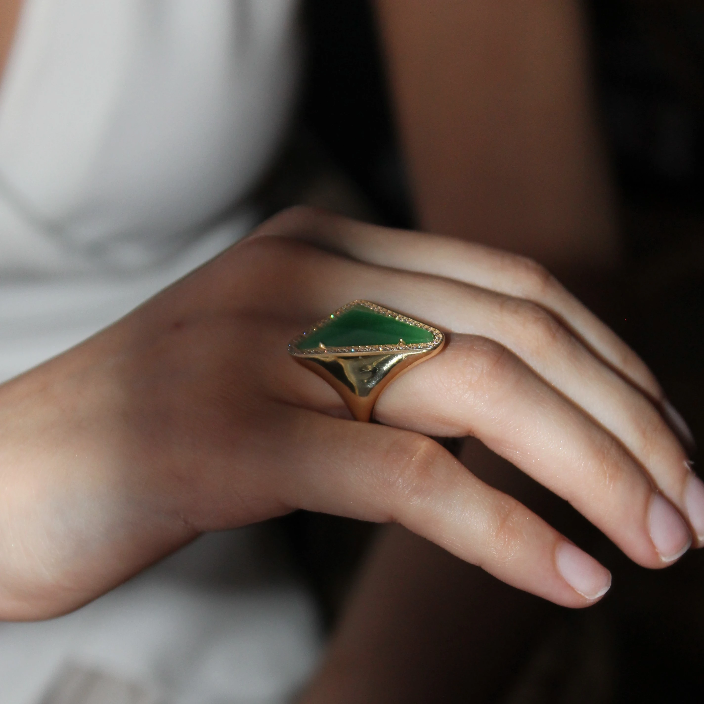 Yeşil Taşlı Üçgen Yüzük