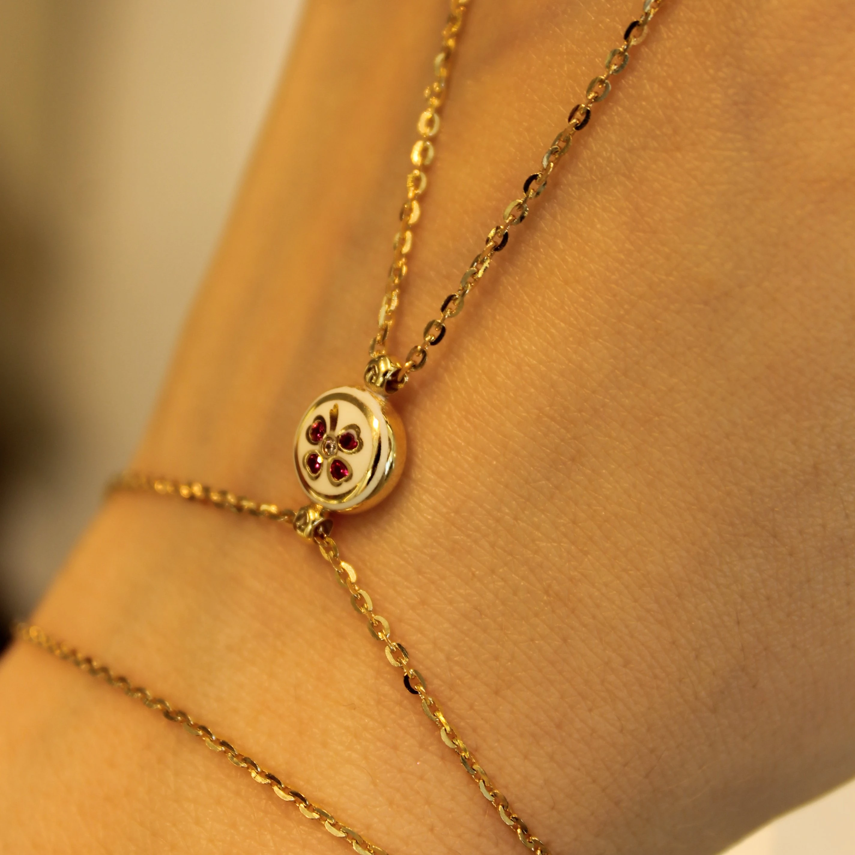 Pembe Taşlı Beyaz Mineli Yonca Şahmeran