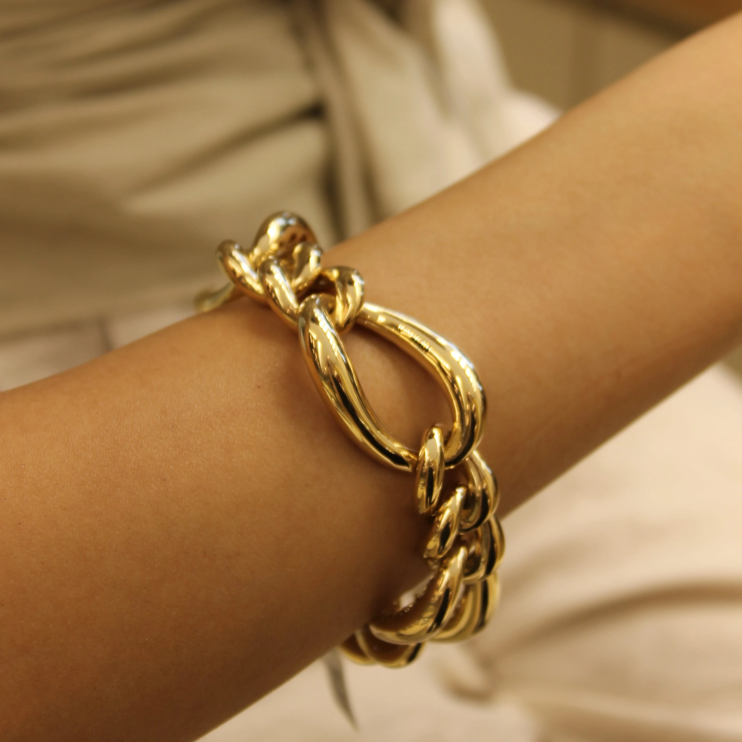 Geniş Hallow Bileklik