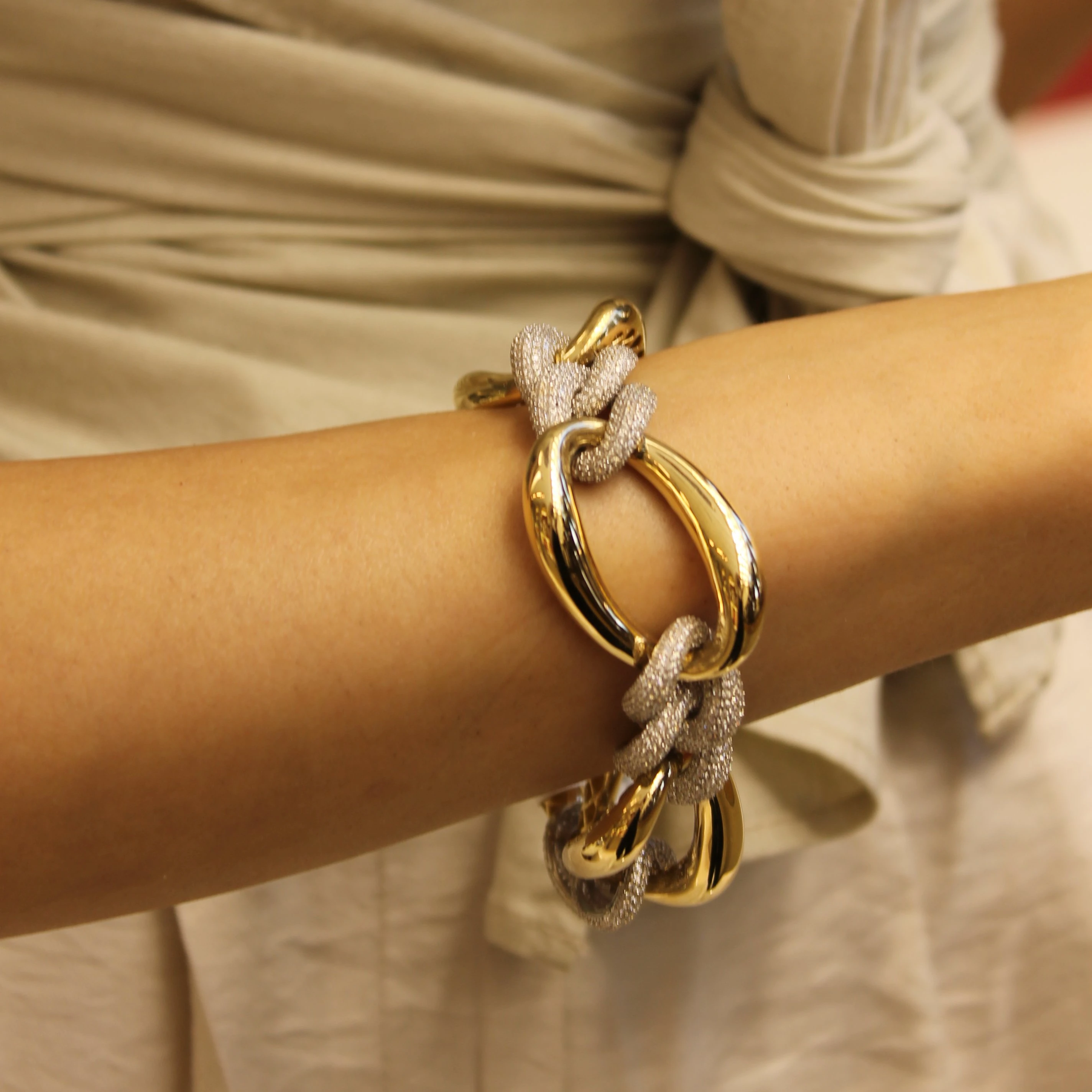 Taşlı Geniş Hallow Bileklik