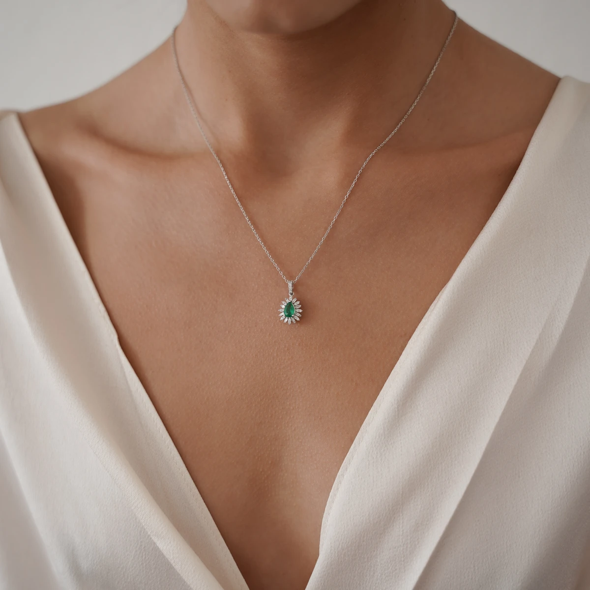 Damla Zümrüt ve Pırlanta Kolye