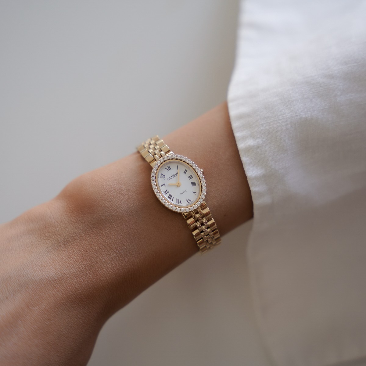 Geneve Taşlı Kadran Retro Kordonlu Altın Saat