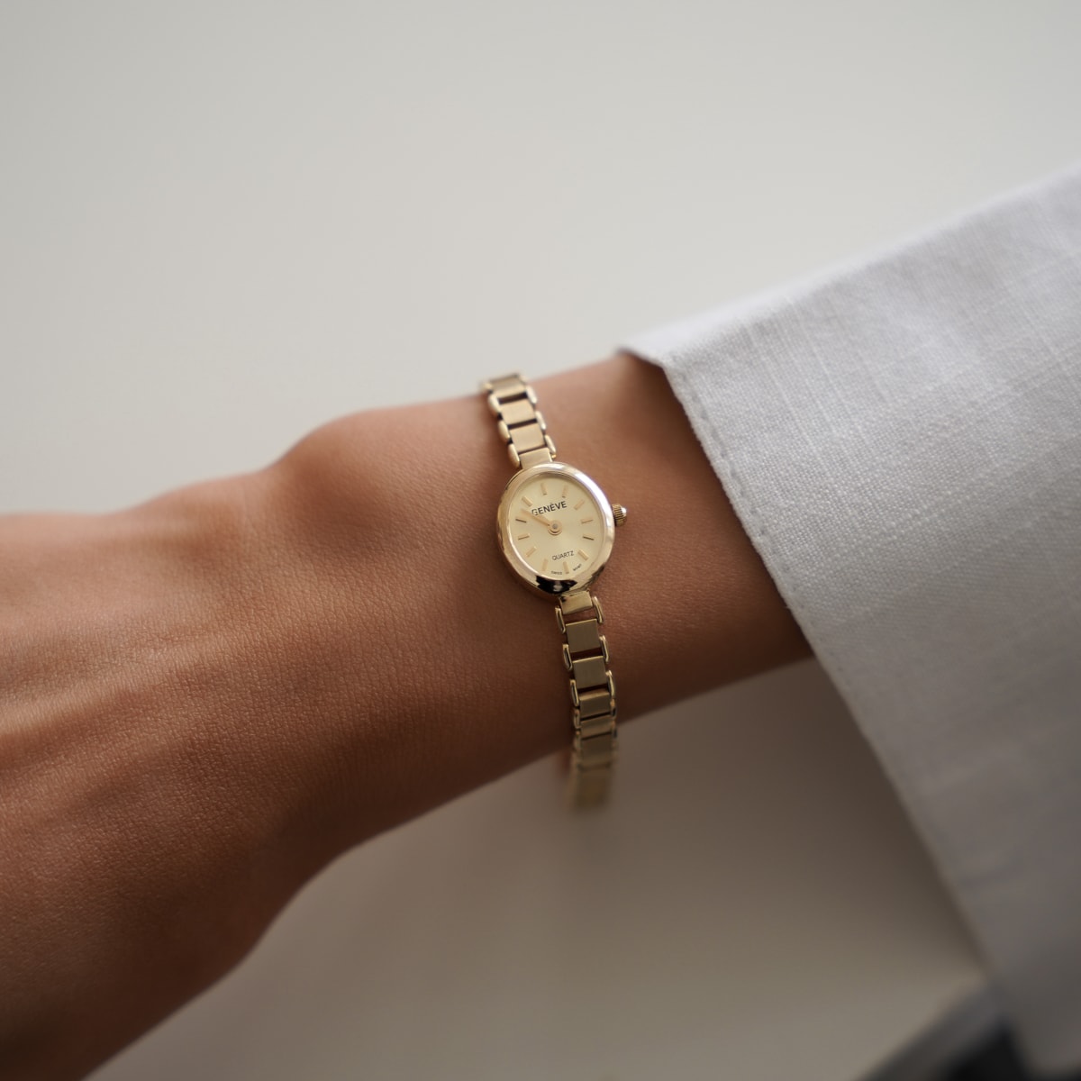 Geneve Zarif Oval Kadran Altın Saat