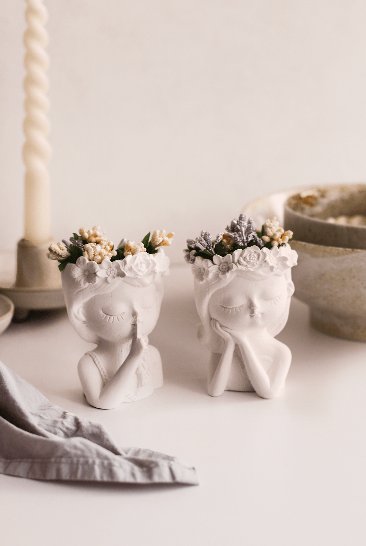 İkili Çiçekli Kız Kardeşler Dekor Vazo (Çiçekler dahildir) - beyaz