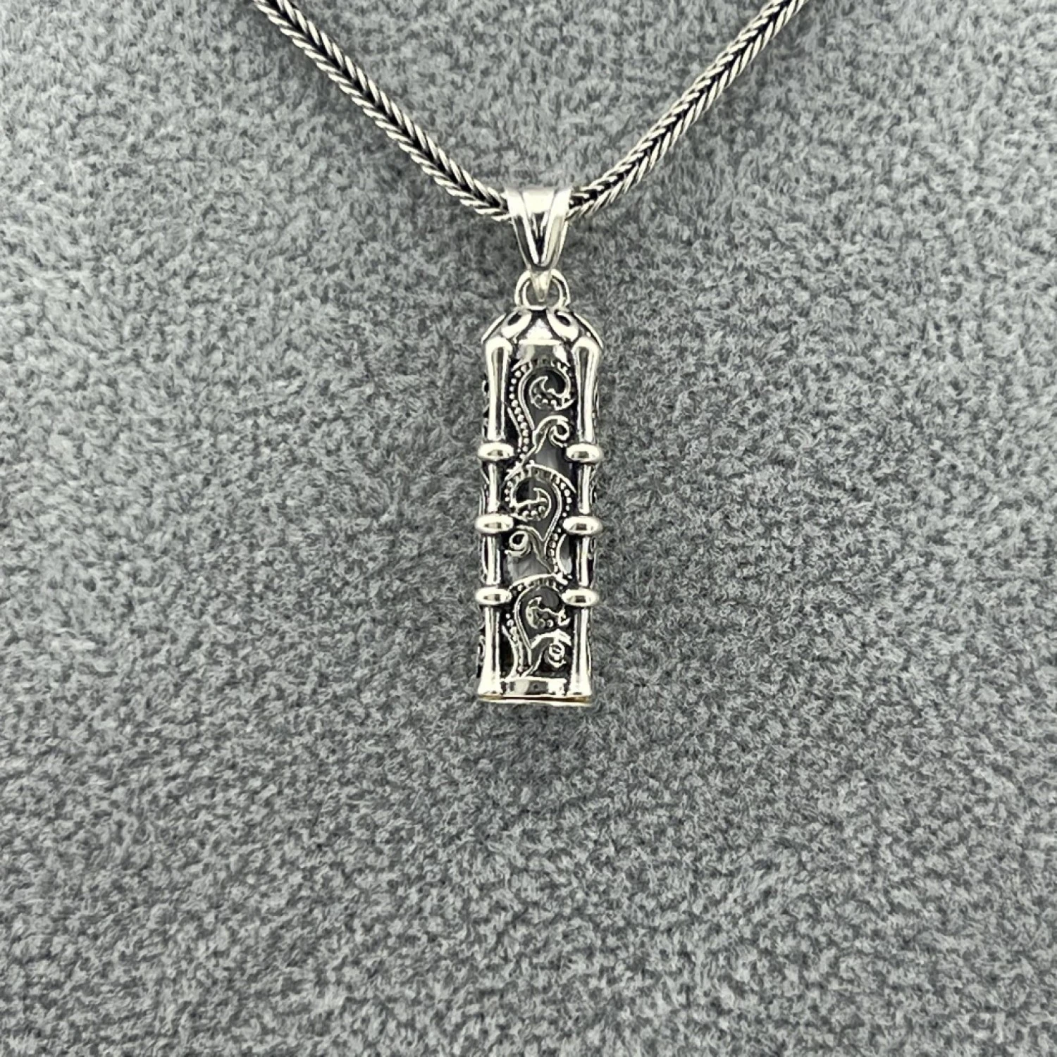 DÖRTGEN ŞIK TASARIMLI 925 AYAR GÜMÜŞ CEVŞEN KOLYE