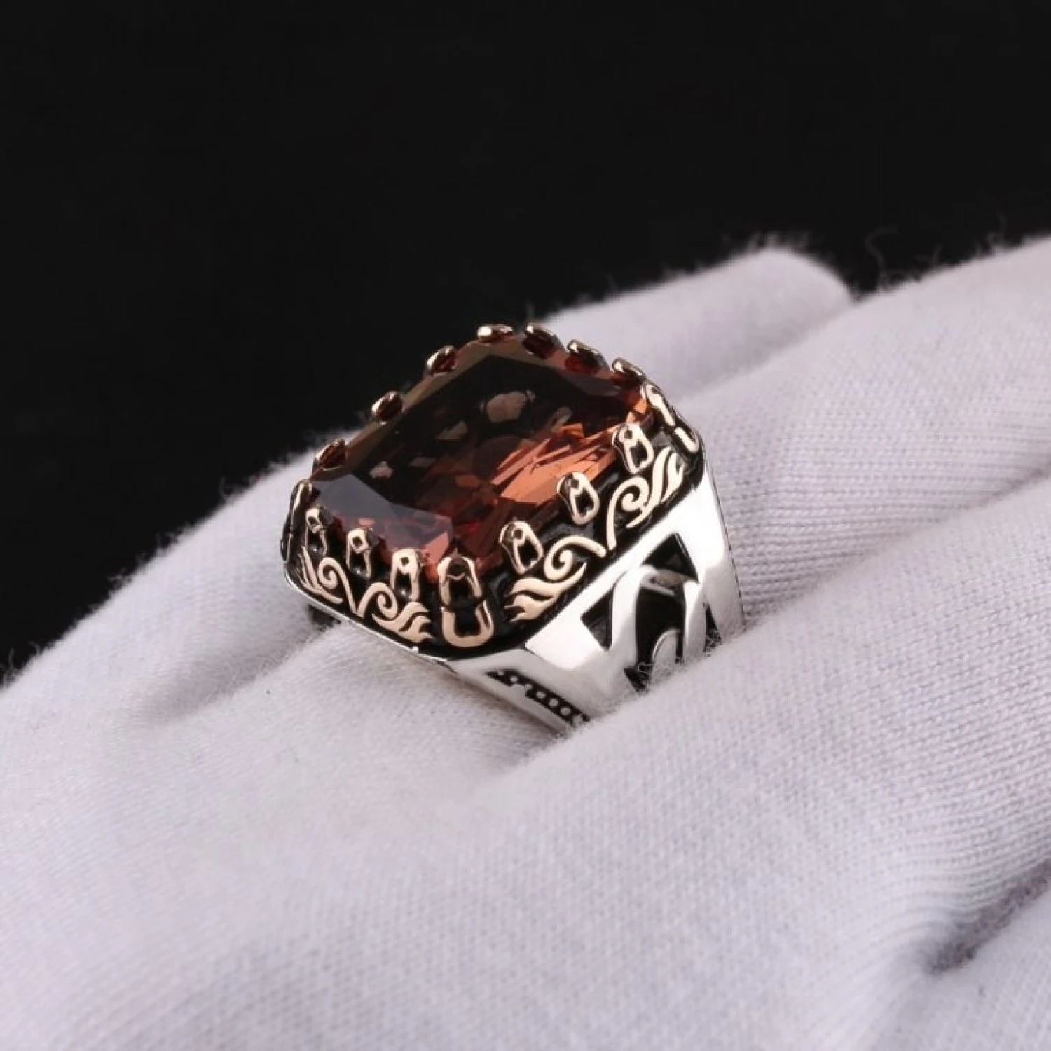 925 AYAR GÜMÜŞ RENK DEĞİŞTİREN ZULTANİT(SULTANİT) TAŞLI GURMET DESEN ERKEK YÜZÜK