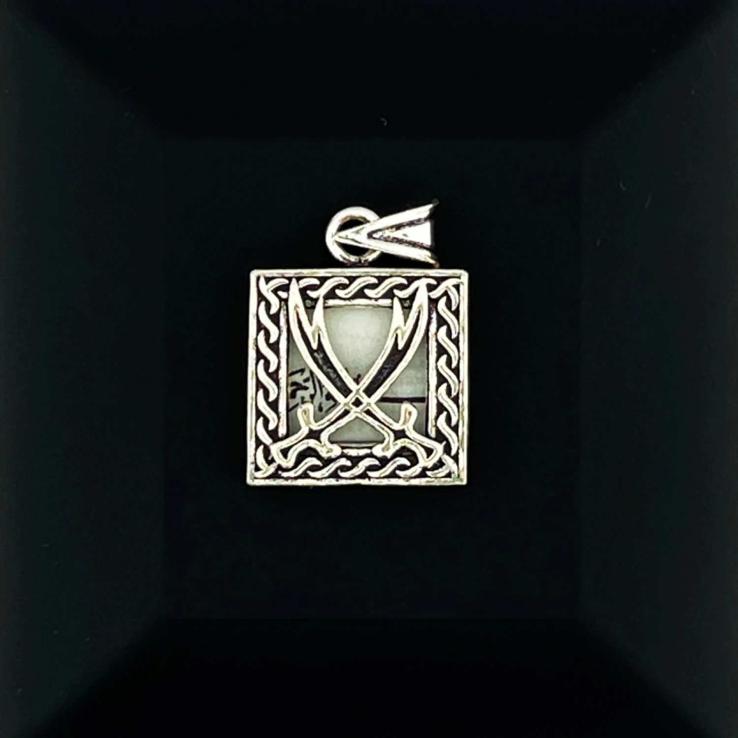 925 AYAR GÜMÜŞ KARE ZÜLFİKAR İŞLEMELİ CEVŞEN KOLYE