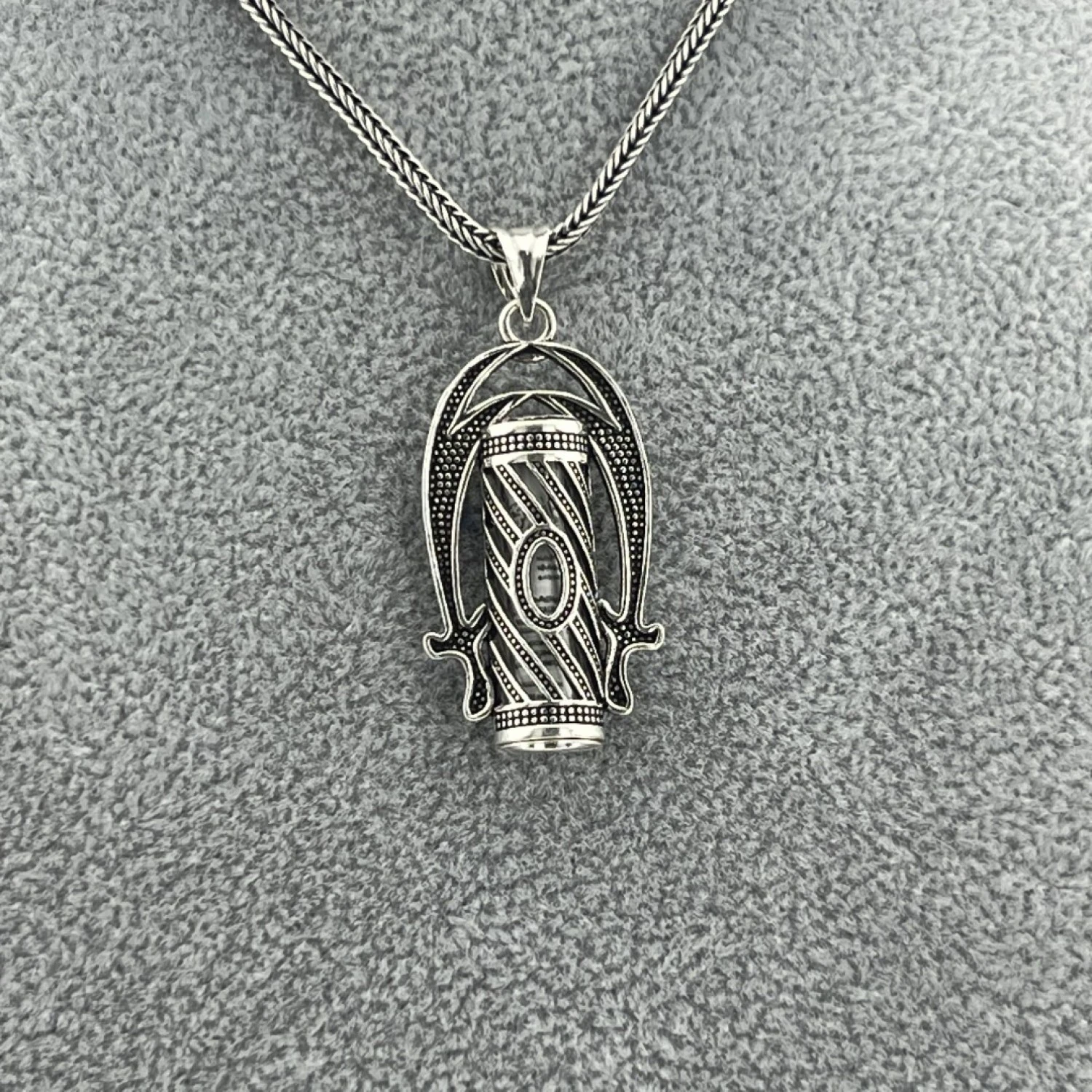 925 AYAR GÜMÜŞ ZÜLFİKAR KILIÇ DESENLİ CEVŞEN KOLYE