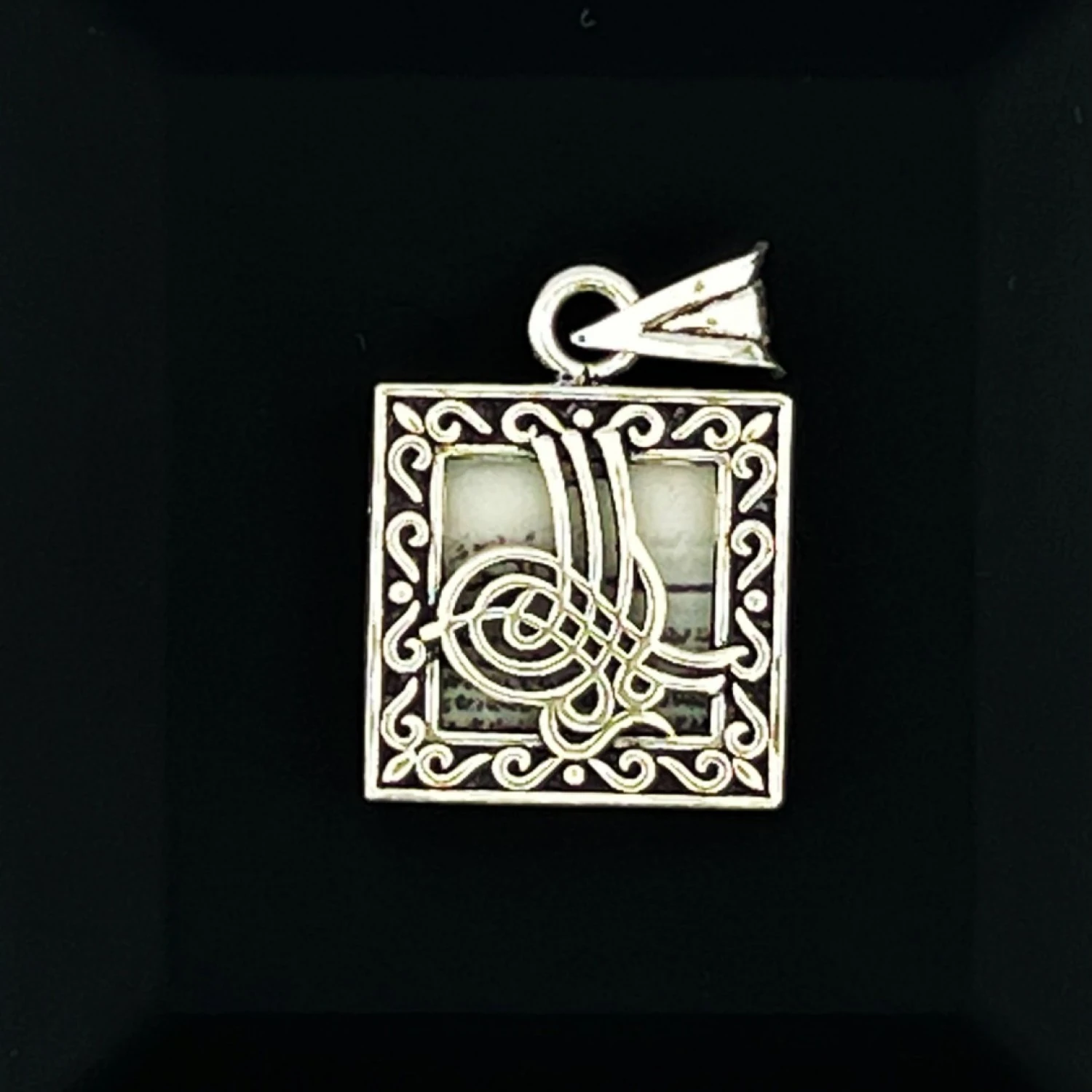 925 AYAR GÜMÜŞ KARE TUĞRA İŞLEME CEVŞEN KOLYE