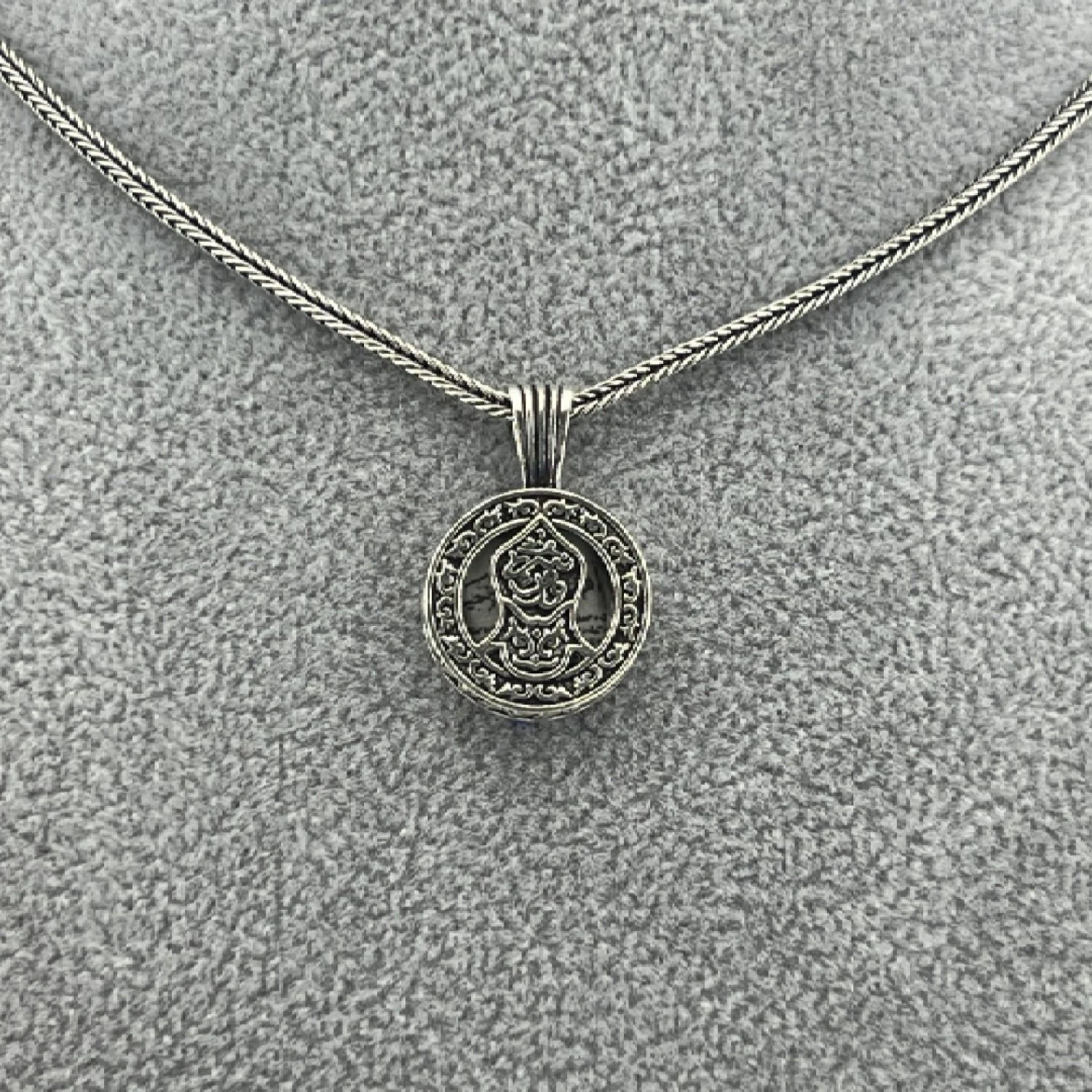 925 AYAR GÜMÜŞ KADEM-İ ŞERİF İŞLEMELİ CEVŞEN KOLYE