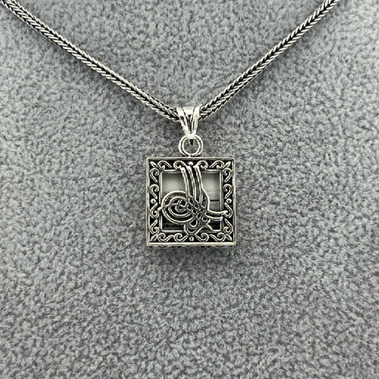 925 AYAR GÜMÜŞ KARE TUĞRA İŞLEME CEVŞEN KOLYE