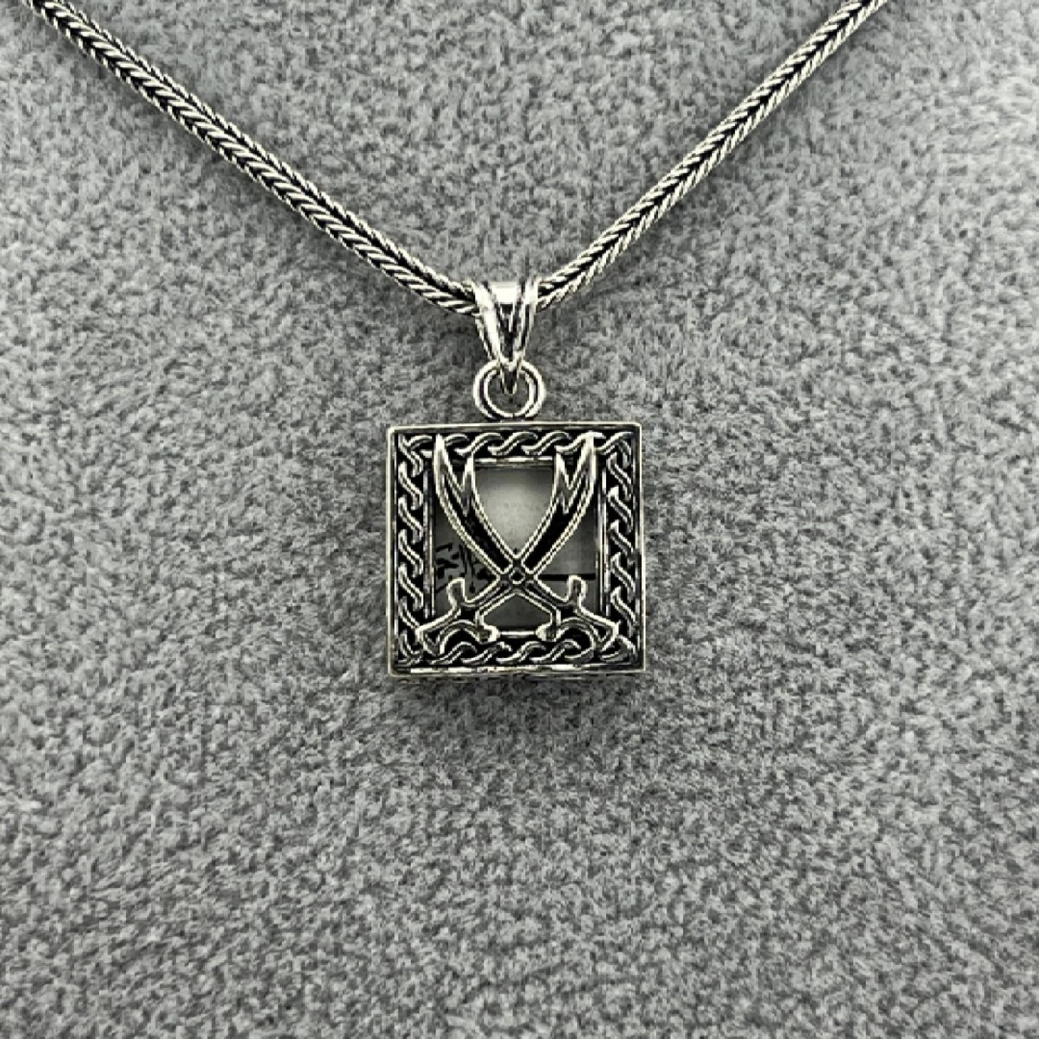 925 AYAR GÜMÜŞ KARE ZÜLFİKAR İŞLEMELİ CEVŞEN KOLYE