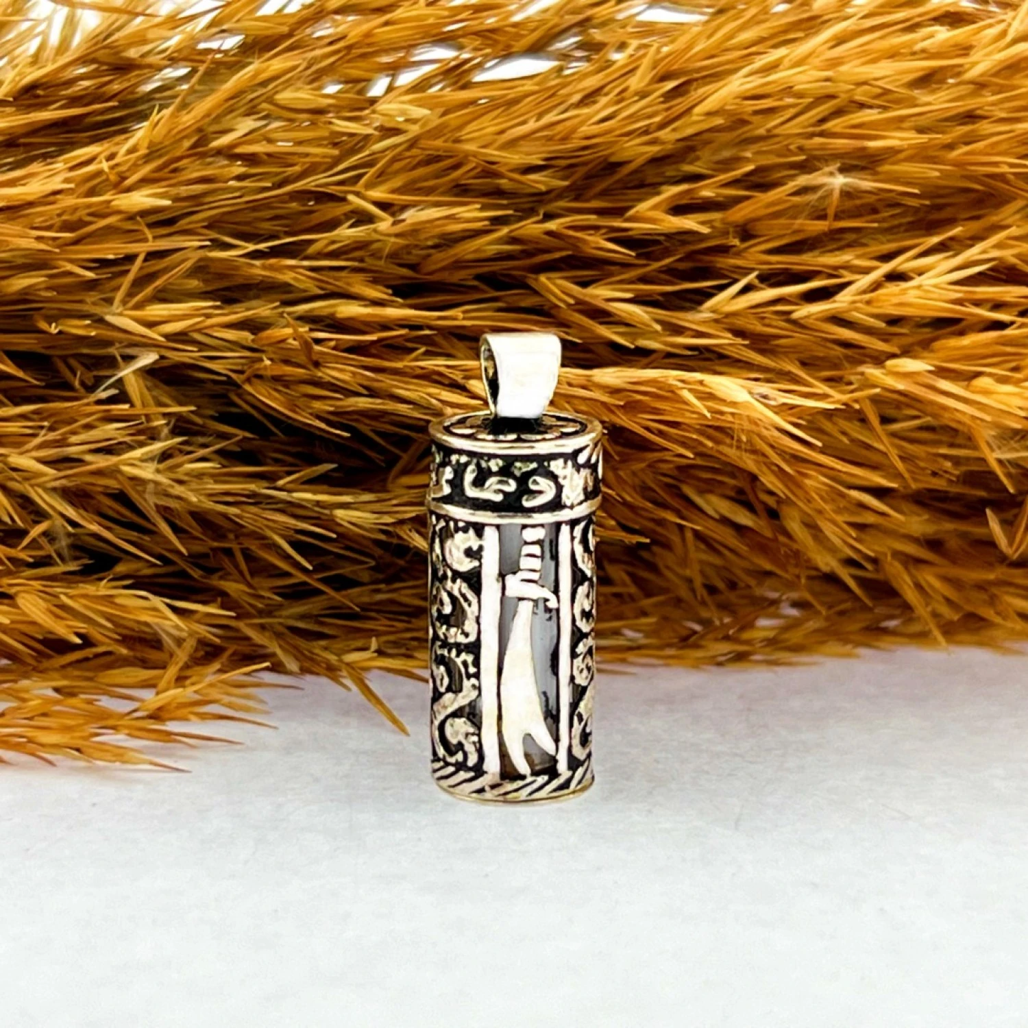 925 AYAR GÜMÜŞ ZÜLFİKAR KILIÇ DESENLİ CEVŞEN KOLYE