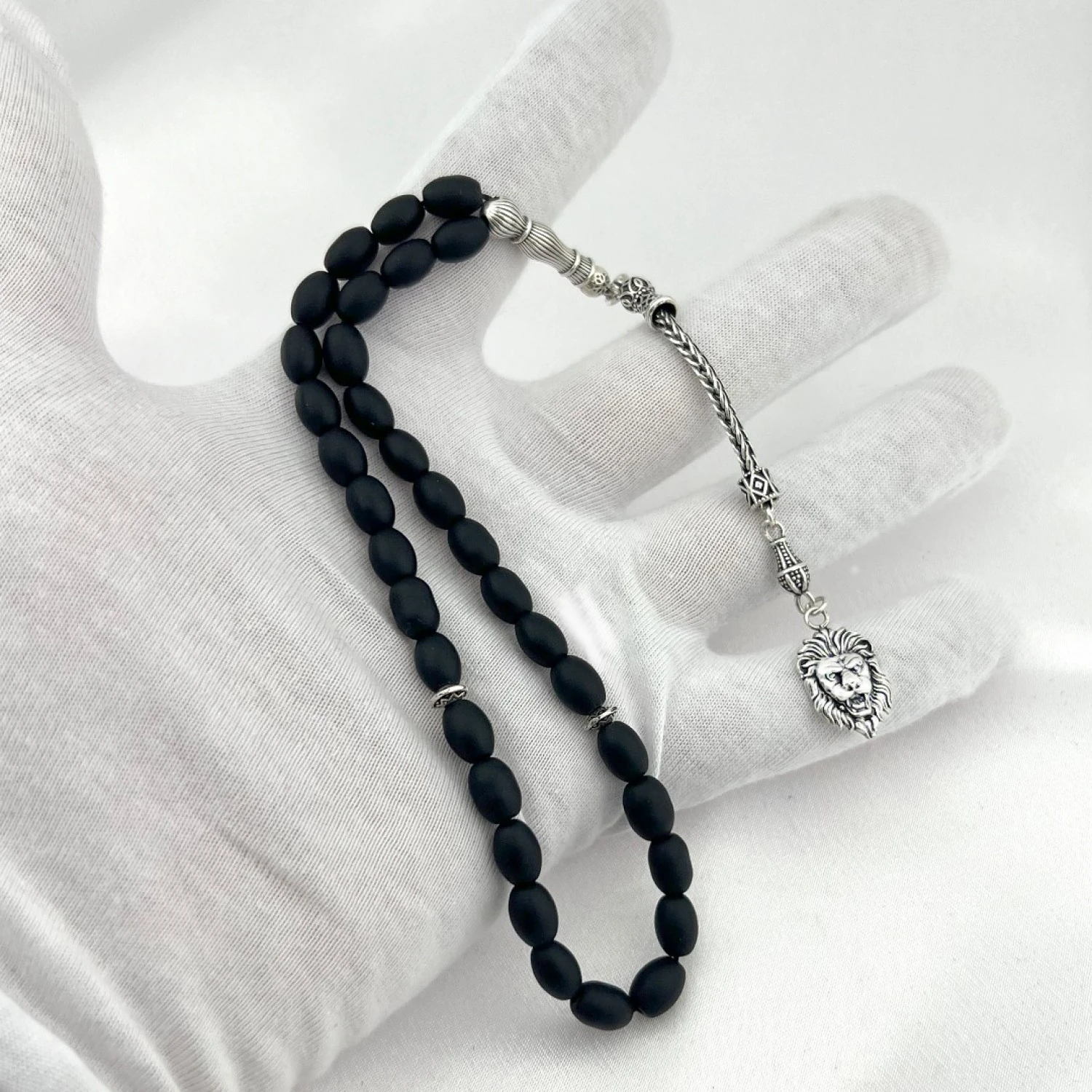 925 AYAR GÜMÜŞ ASLAN TEKLİ TİLKİ KUYRUĞU PÜSKÜL MAT SİYAH ONİKS DOĞAL TAŞ TESBİH