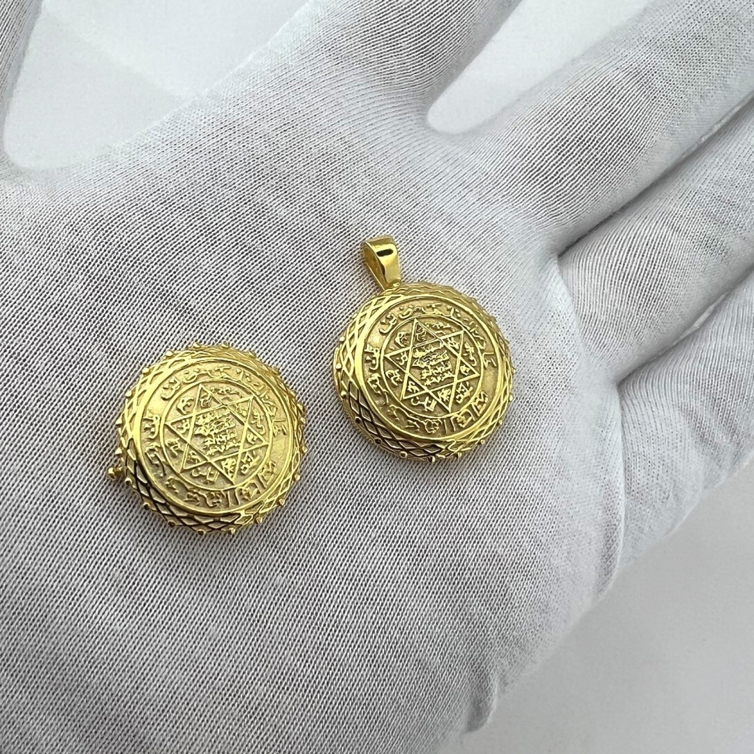 925 AYAR GÜMÜŞ AÇILIR KAPANIR SÜLEYMAN MÜHRÜ İŞLEMELİ GOLD MUSKA KOLYE