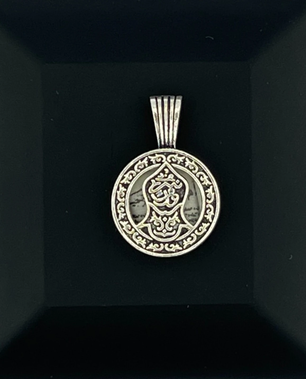 925 AYAR GÜMÜŞ KADEM-İ ŞERİF İŞLEMELİ CEVŞEN KOLYE