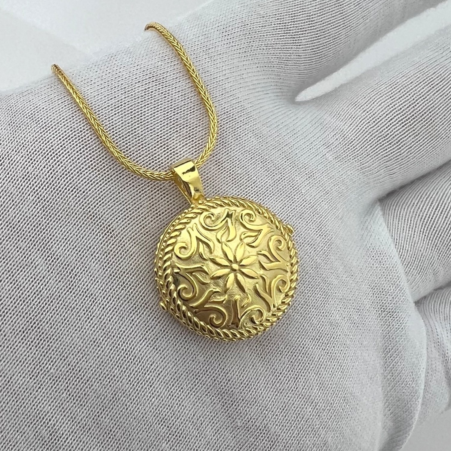 925 AYAR GÜMÜŞ ÇİÇEK MOTİFLİ GOLD MUSKA KOLYE